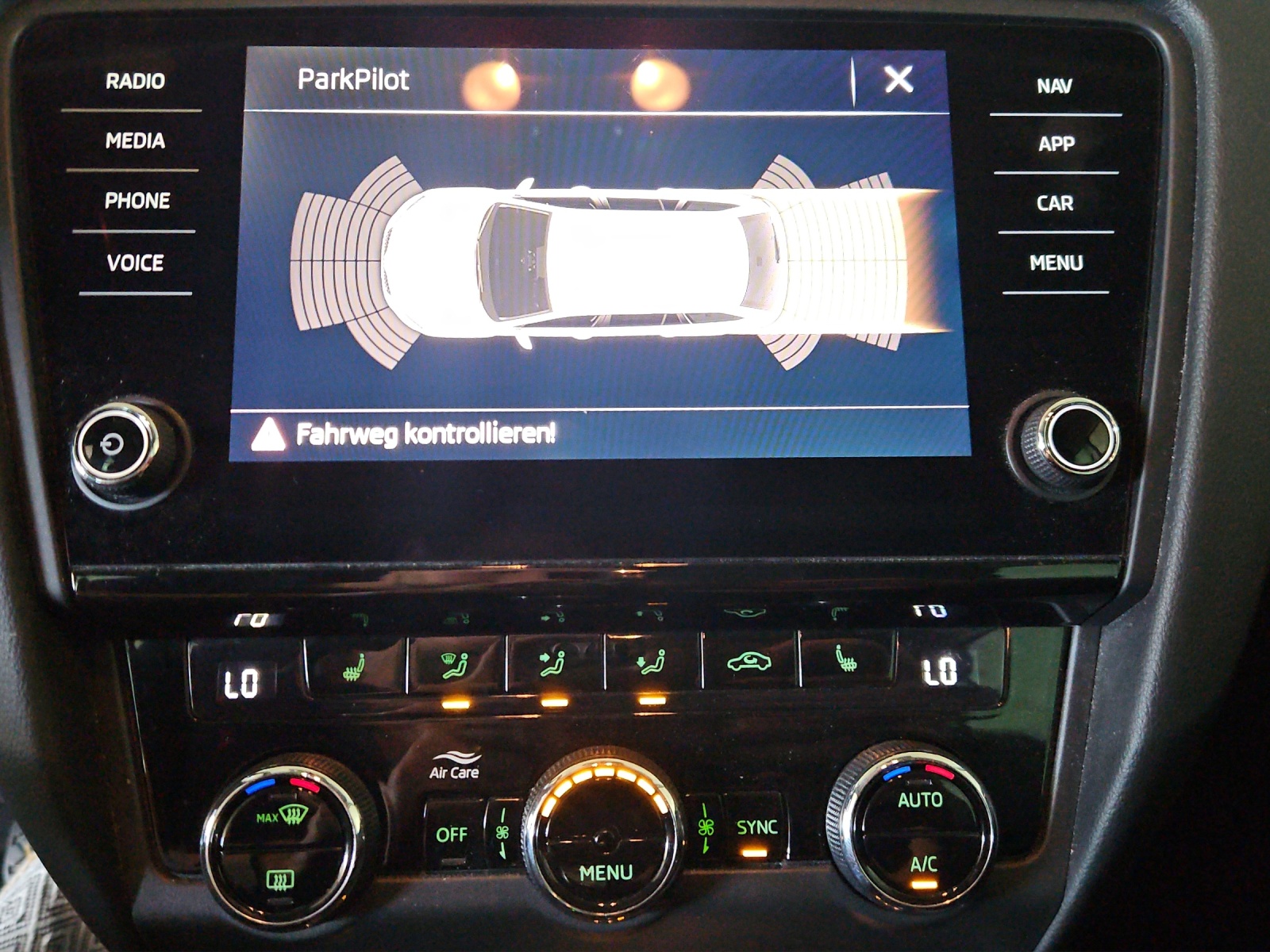 SKODA Octavia Combi 2.0 TDI Style 4x4-image-14