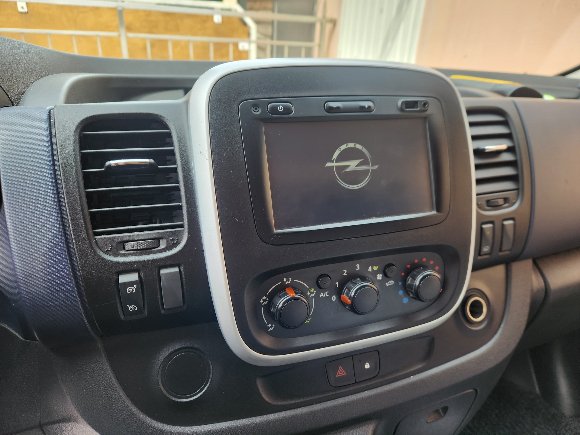 OPEL VIVARO-image-6