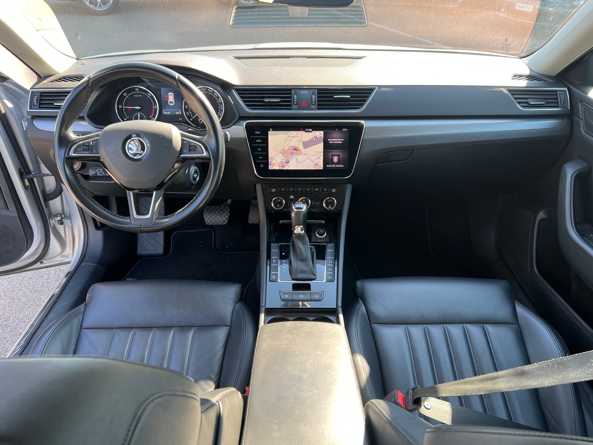 SKODA Superb Combi 2.0 TDi Style 4x4 DSG-image-29