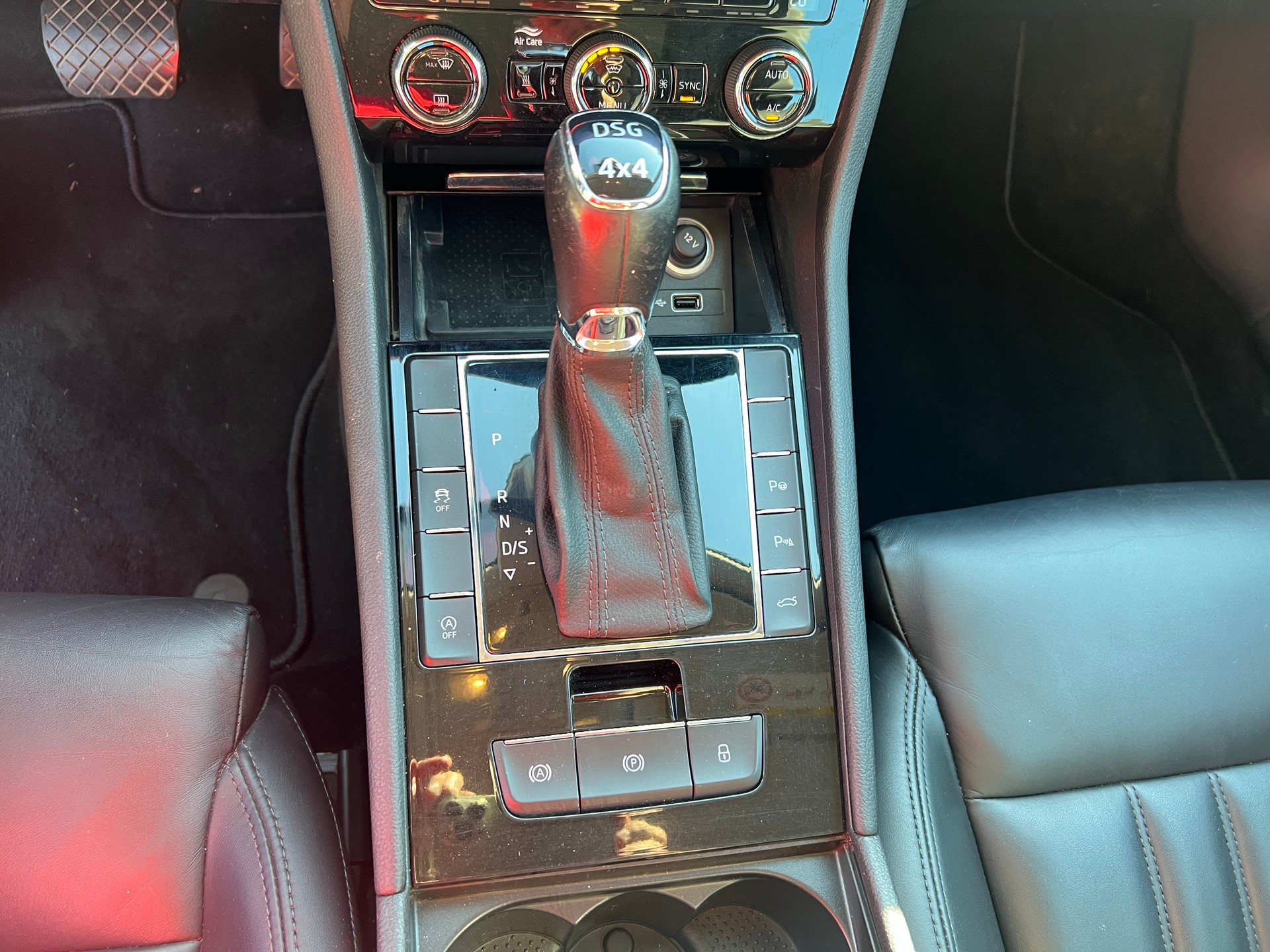 SKODA Superb Combi 2.0 TDi Style 4x4 DSG-image-25