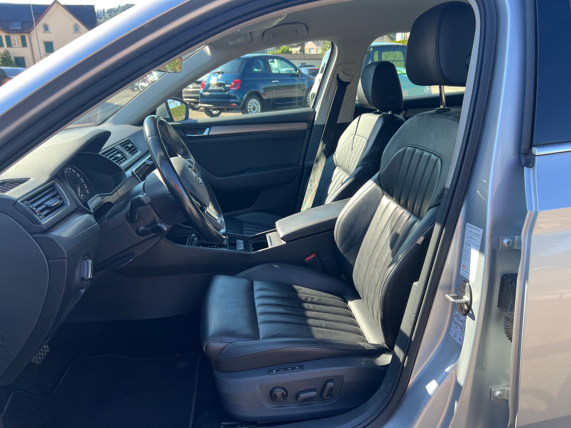 SKODA Superb Combi 2.0 TDi Style 4x4 DSG-image-19
