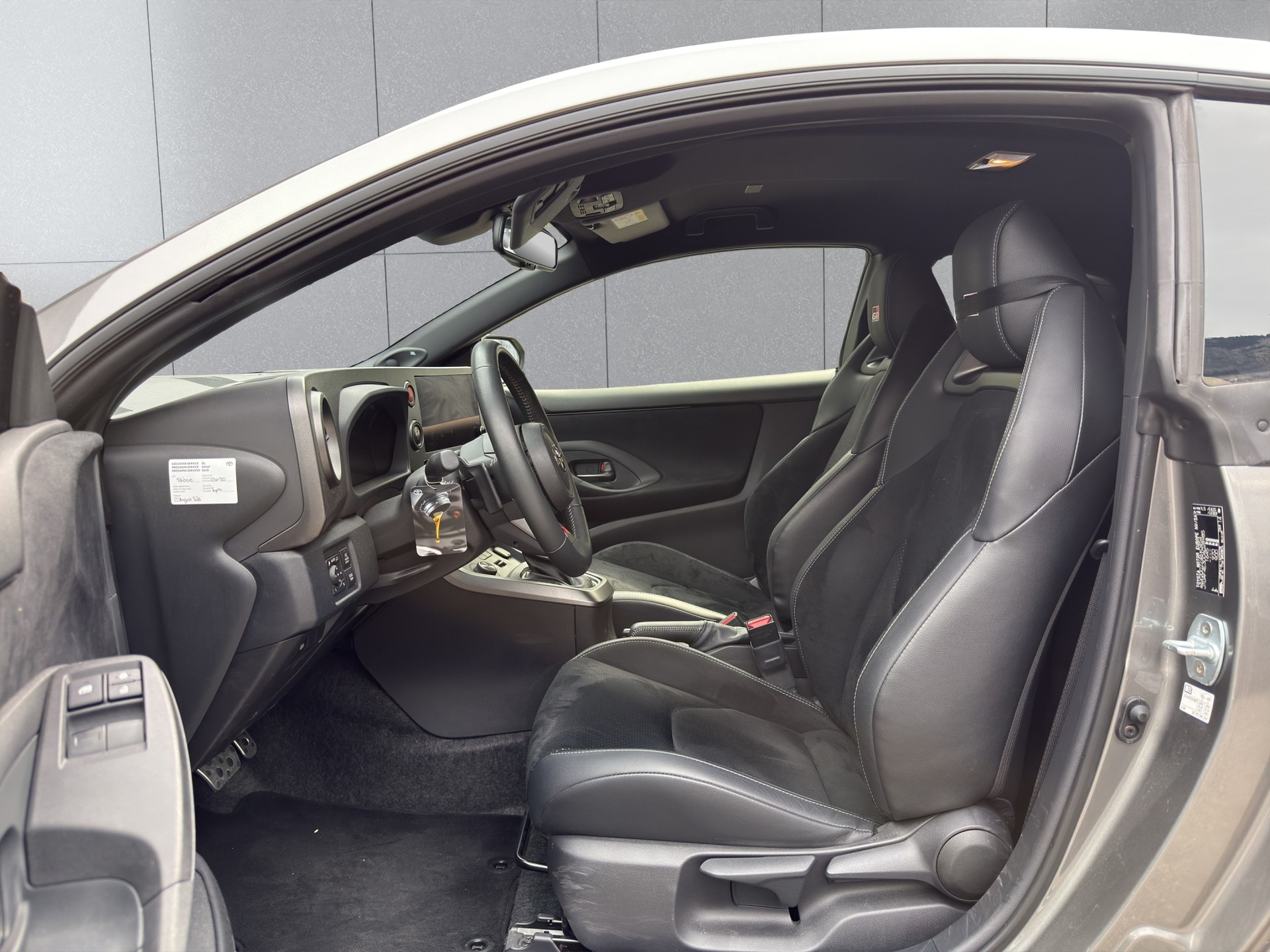 TOYOTA Yaris 1.6 GR Sport A-image-8