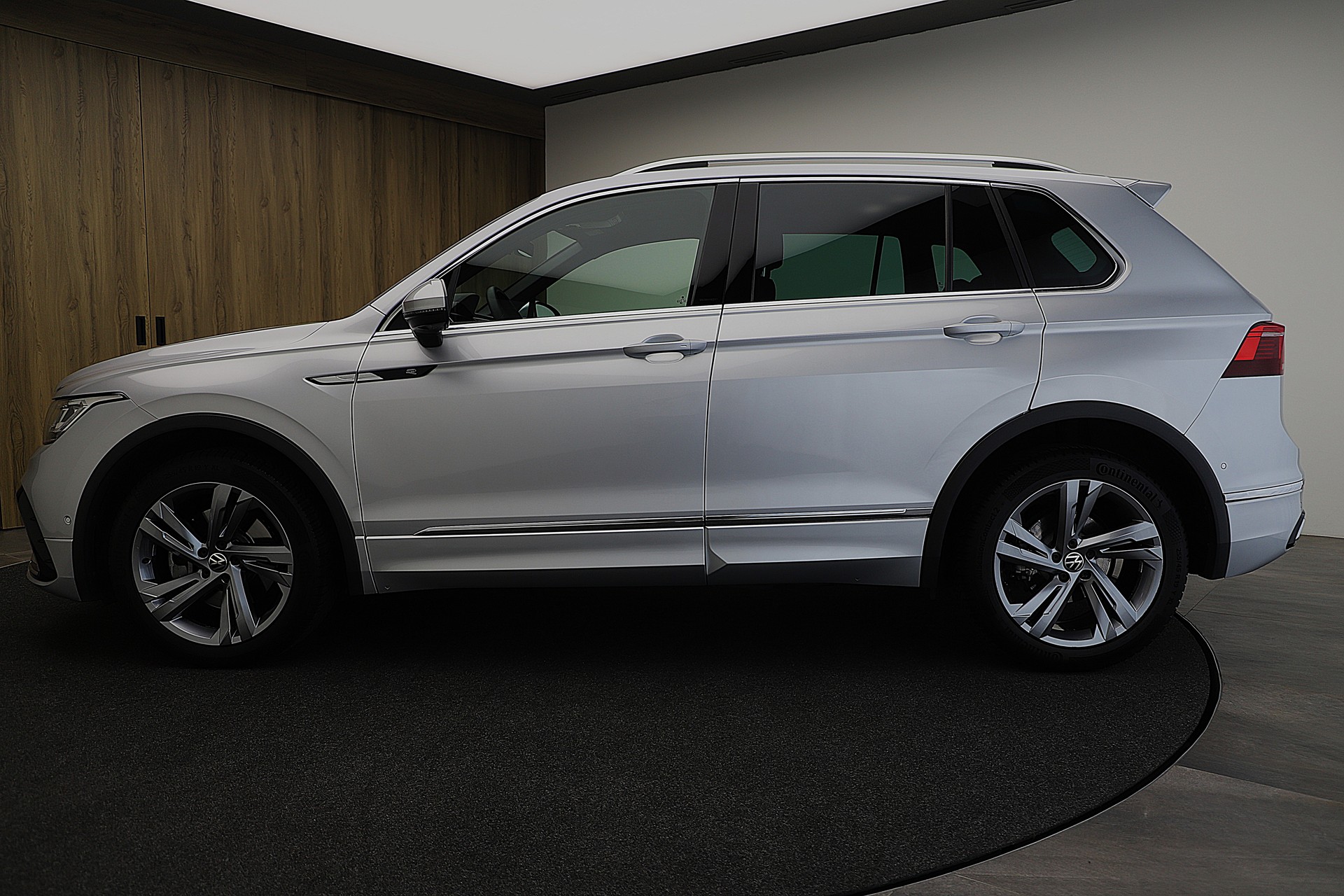 VW Tiguan 2.0TSI R-Line 4Motion DSG-image-2