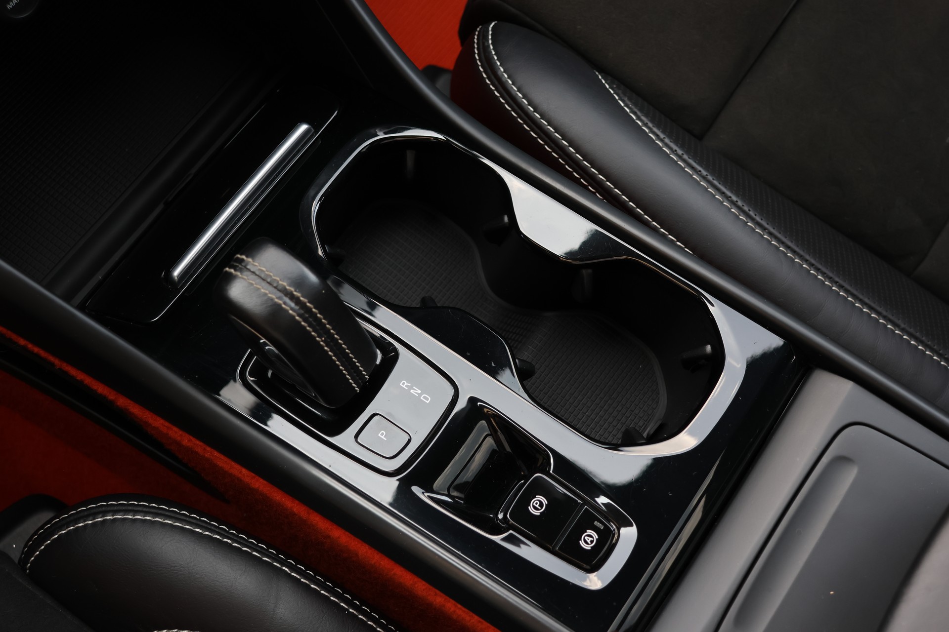 VOLVO XC40 D4 AWD R-Design Geartronic-image-27