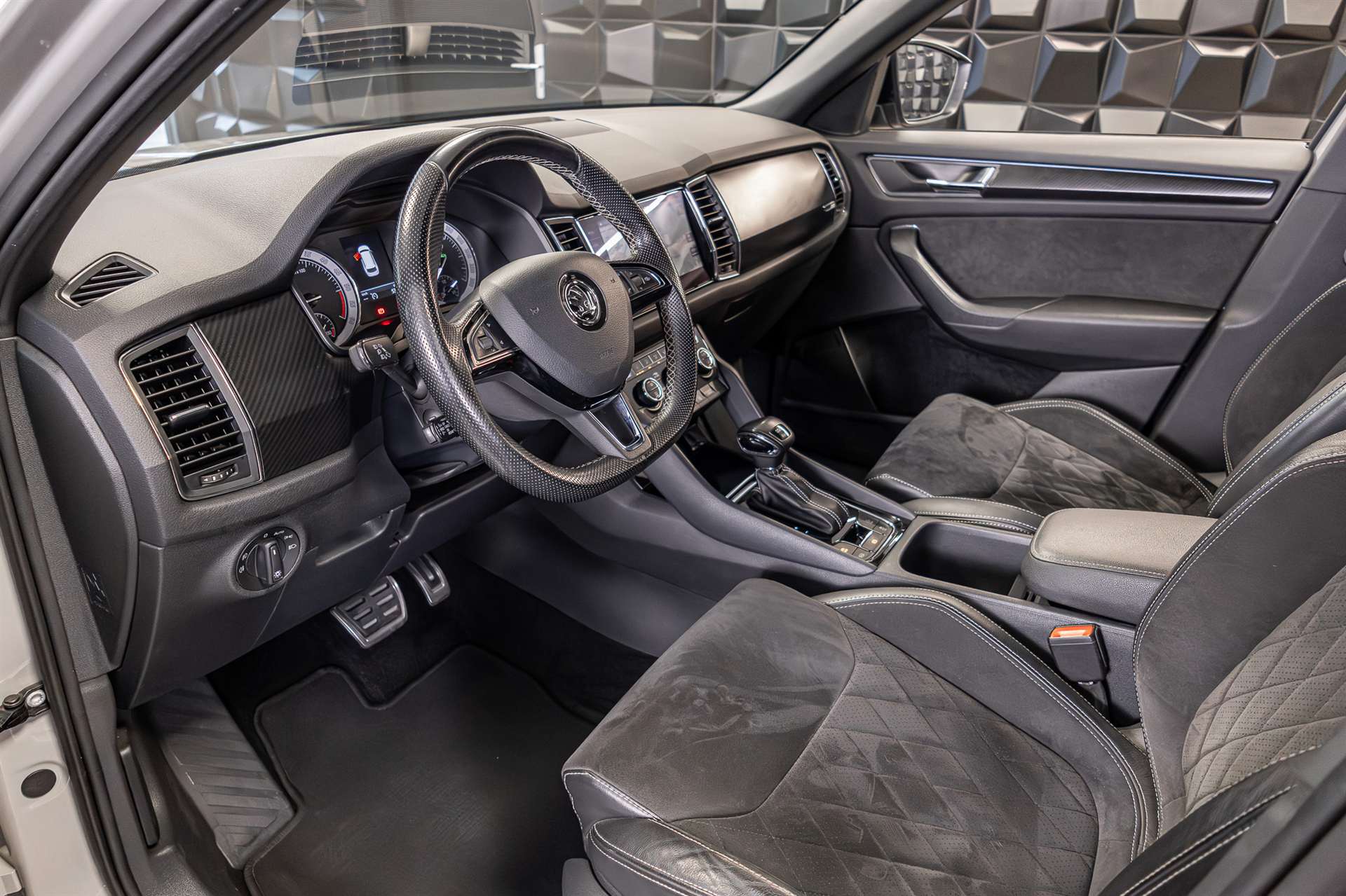 SKODA Kodiaq 2.0 TDI CR Sport Line 4x4 DSG-image-12