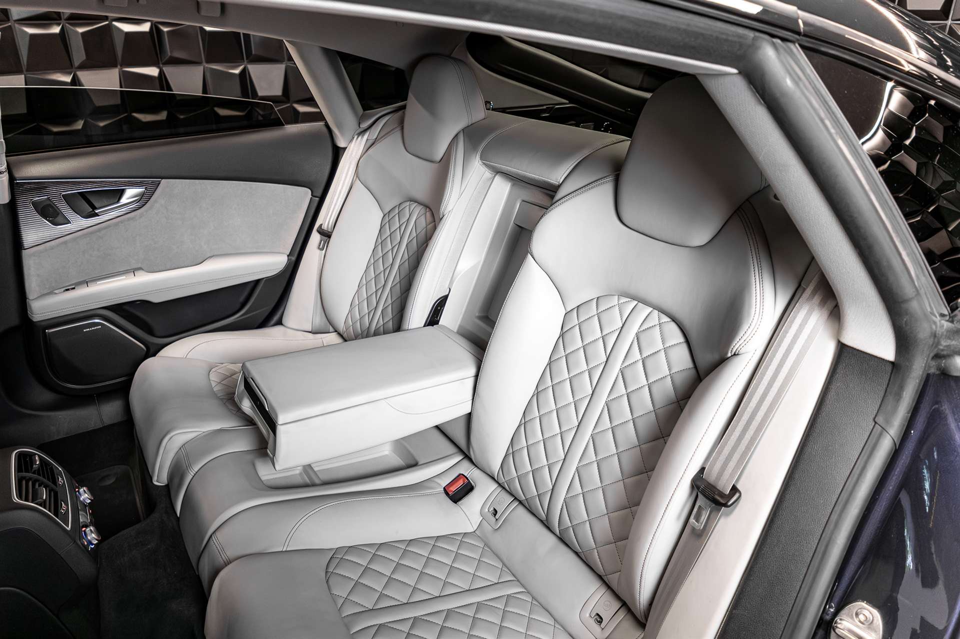 AUDI S7 Sportback 4.0 TFSI V8 quattro S-tronic-image-23