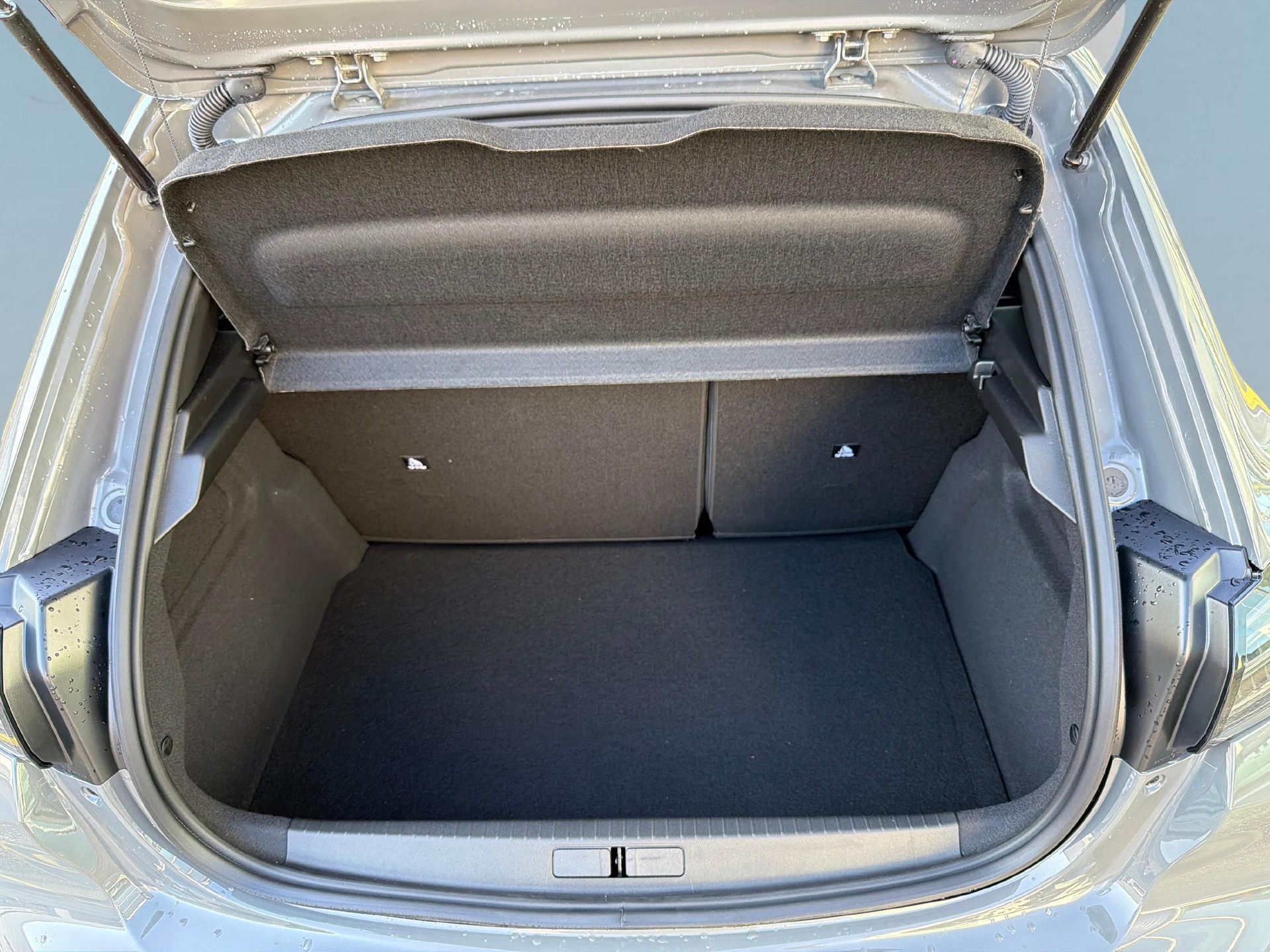 PEUGEOT 208 1.2 Hybrid 145 GT Exclusive-image-12