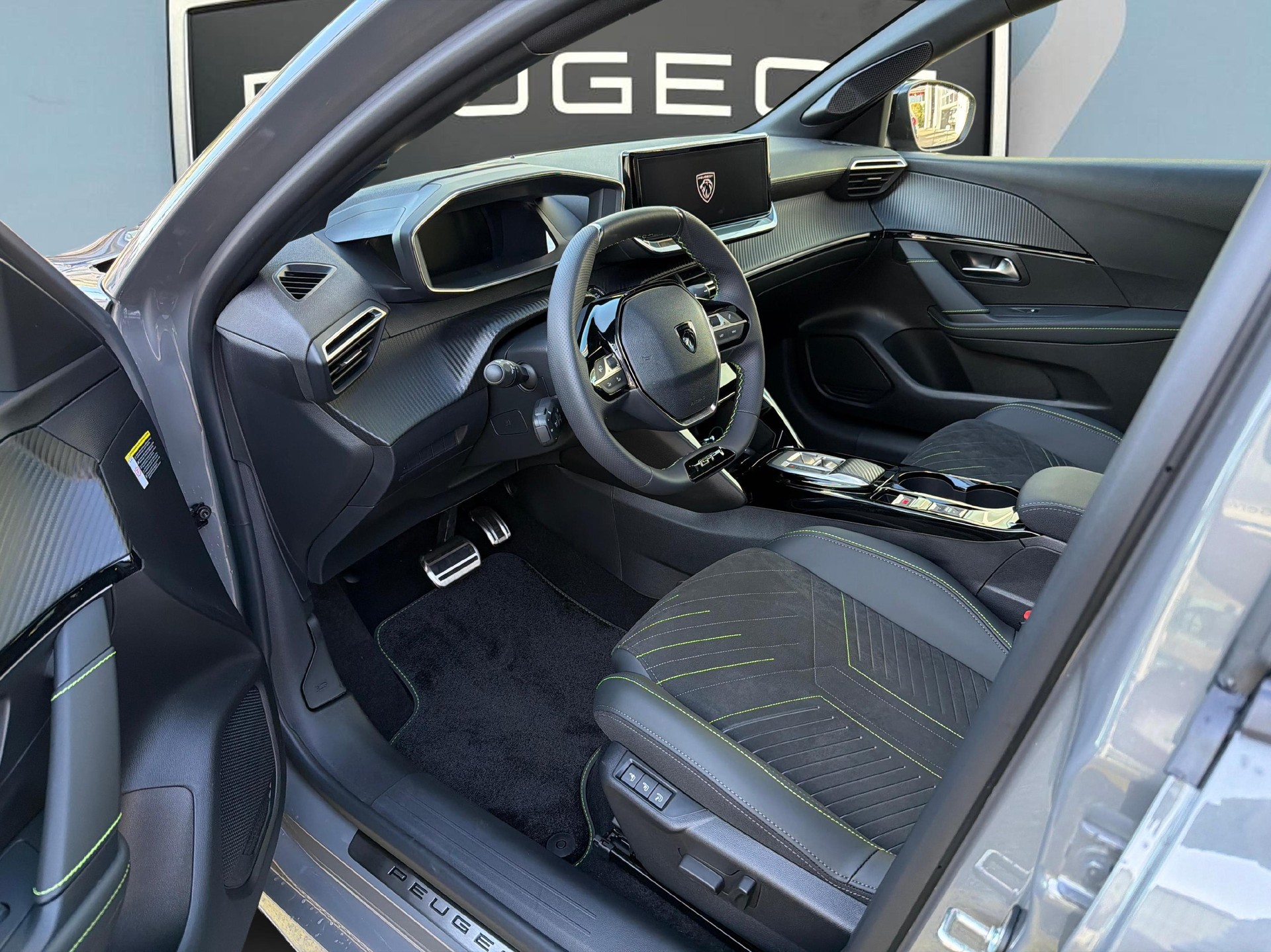 PEUGEOT 208 1.2 Hybrid 145 GT Exclusive-image-8