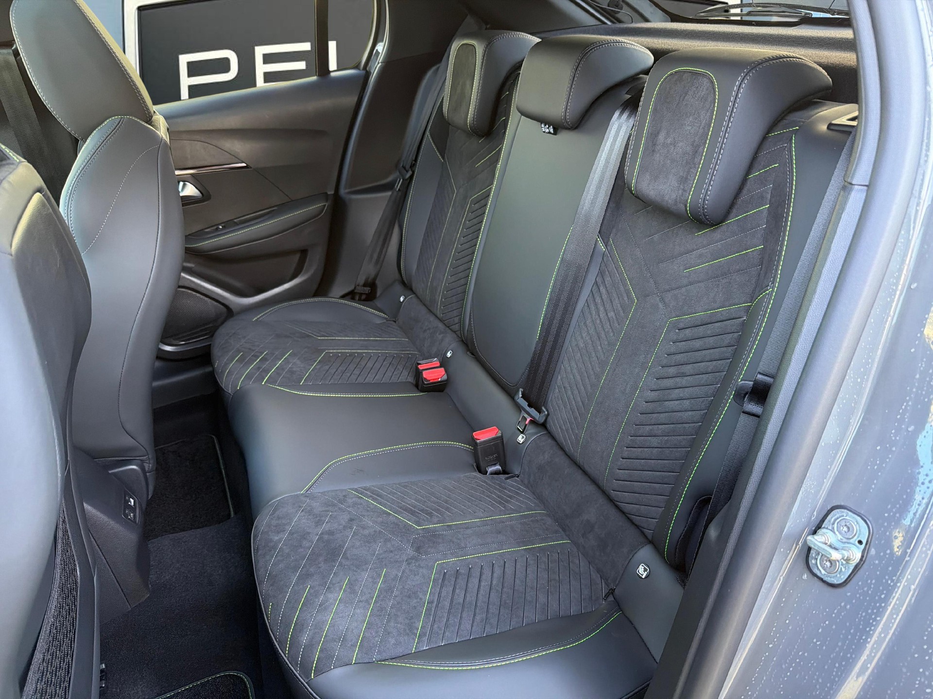 PEUGEOT 208 1.2 Hybrid 145 GT Exclusive-image-11