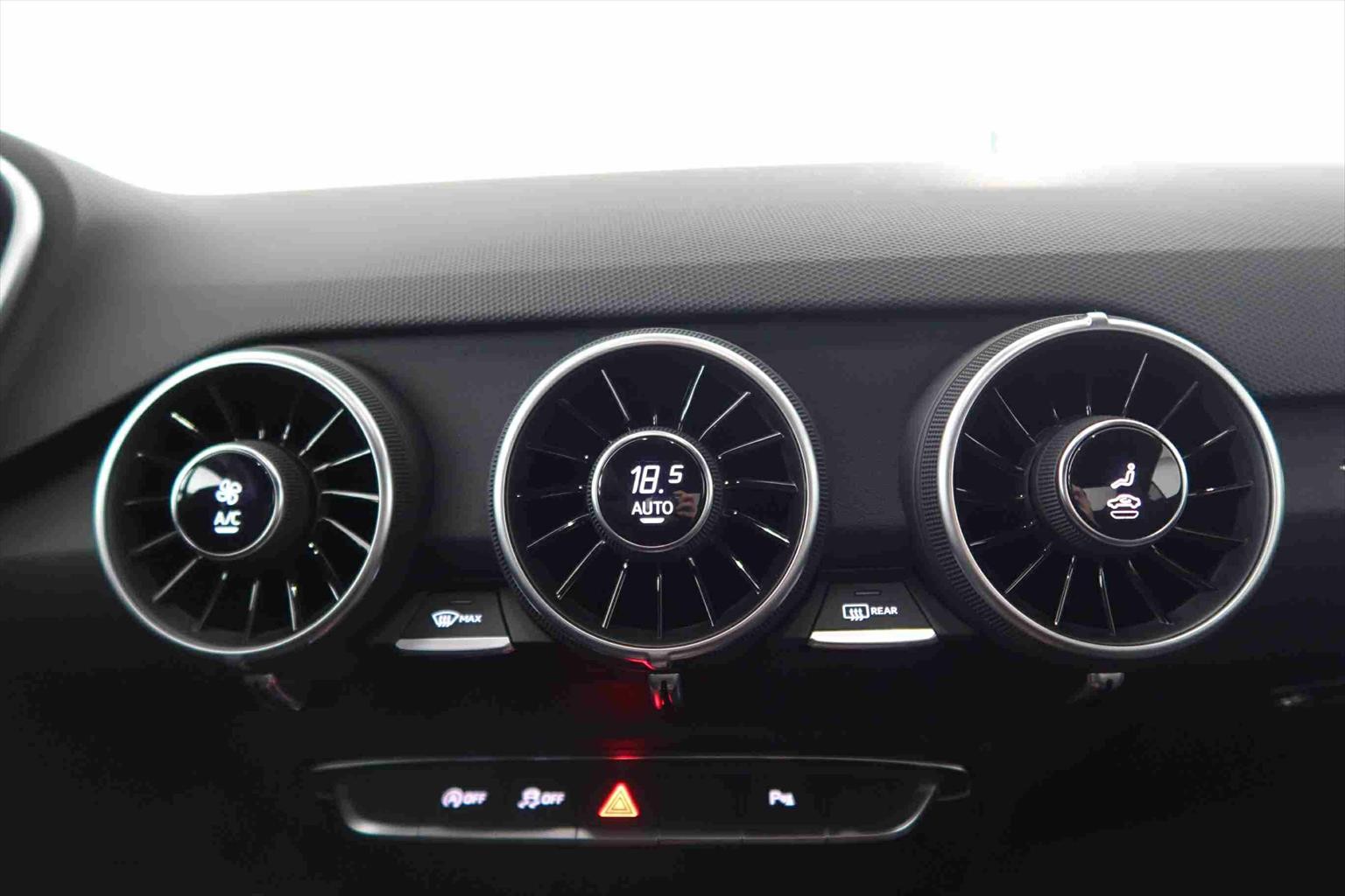 AUDI TT Coupé TTRS quattro S-tronic-image-13