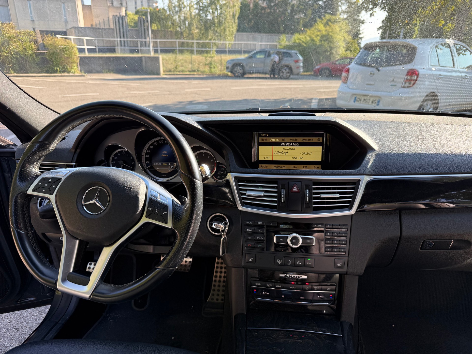 MERCEDES-BENZ E 300 CGI BlueEfficiency Elégance 4Matic 7G-Tronic-image-15