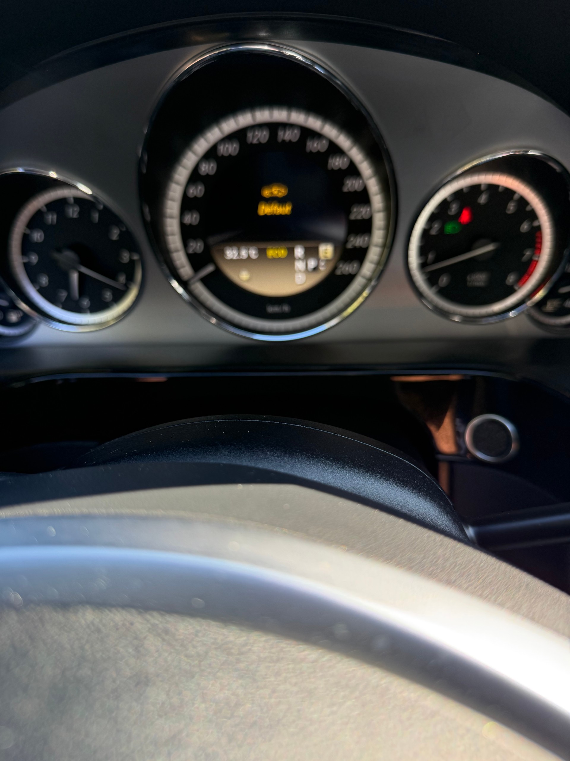 MERCEDES-BENZ E 300 CGI BlueEfficiency Elégance 4Matic 7G-Tronic-image-13