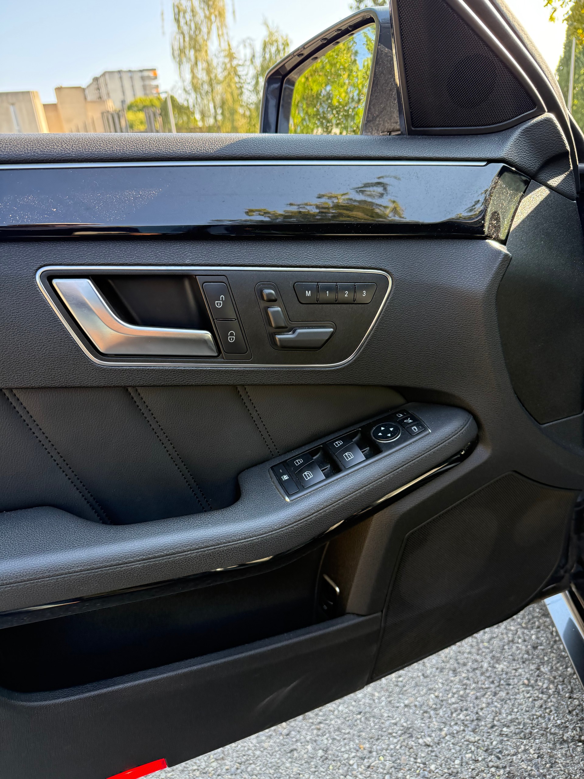 MERCEDES-BENZ E 300 CGI BlueEfficiency Elégance 4Matic 7G-Tronic-image-7