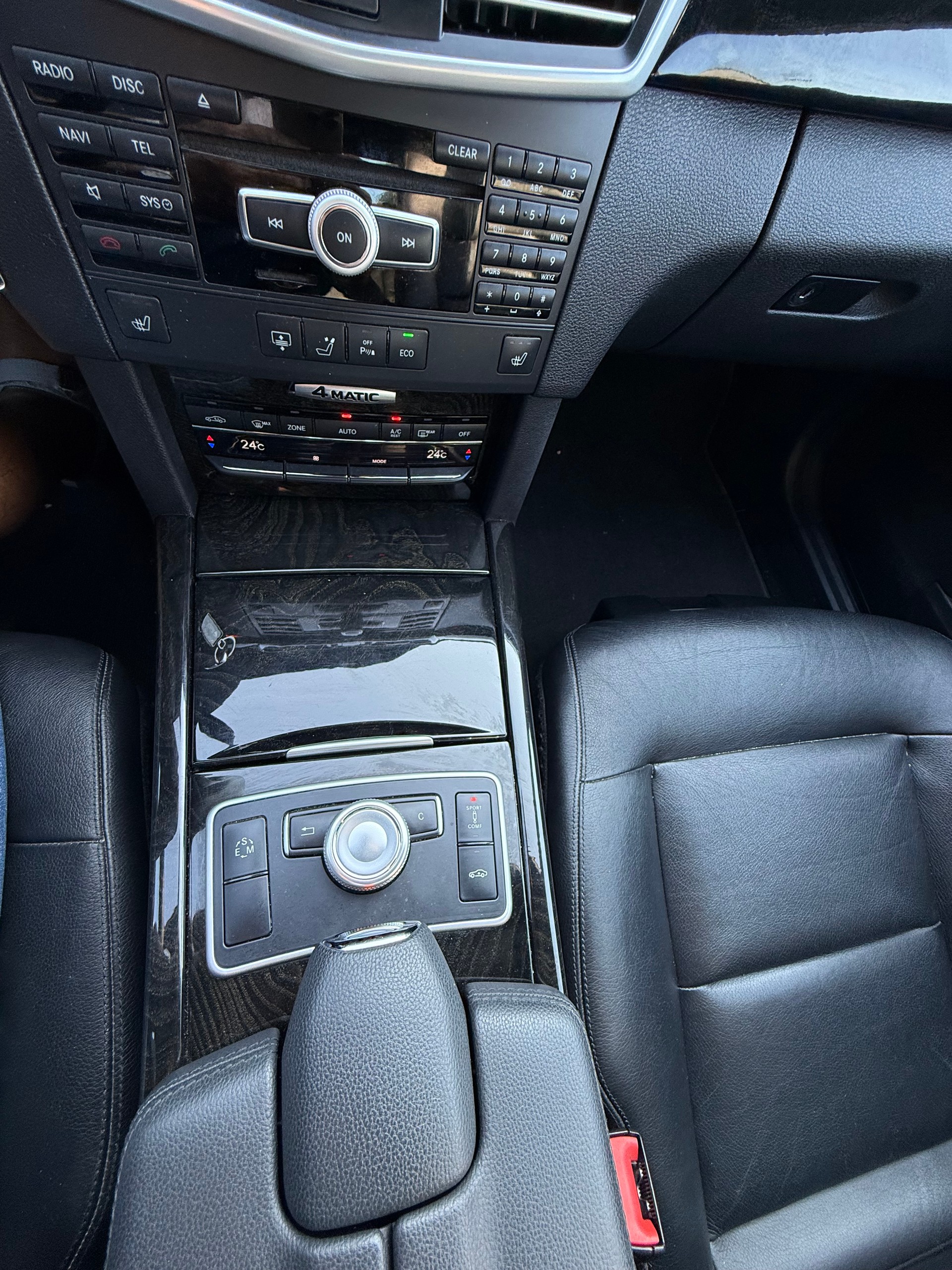 MERCEDES-BENZ E 300 CGI BlueEfficiency Elégance 4Matic 7G-Tronic-image-11
