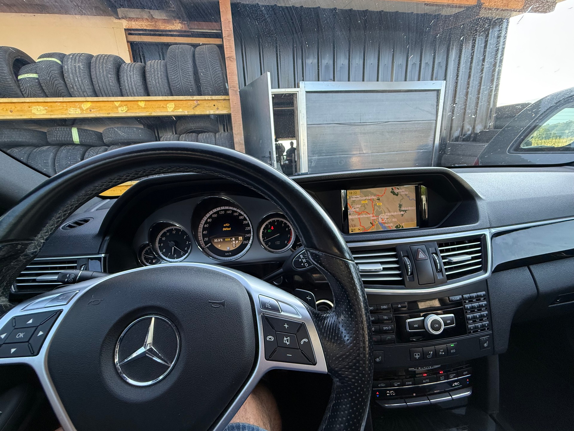 MERCEDES-BENZ E 300 CGI BlueEfficiency Elégance 4Matic 7G-Tronic-image-14