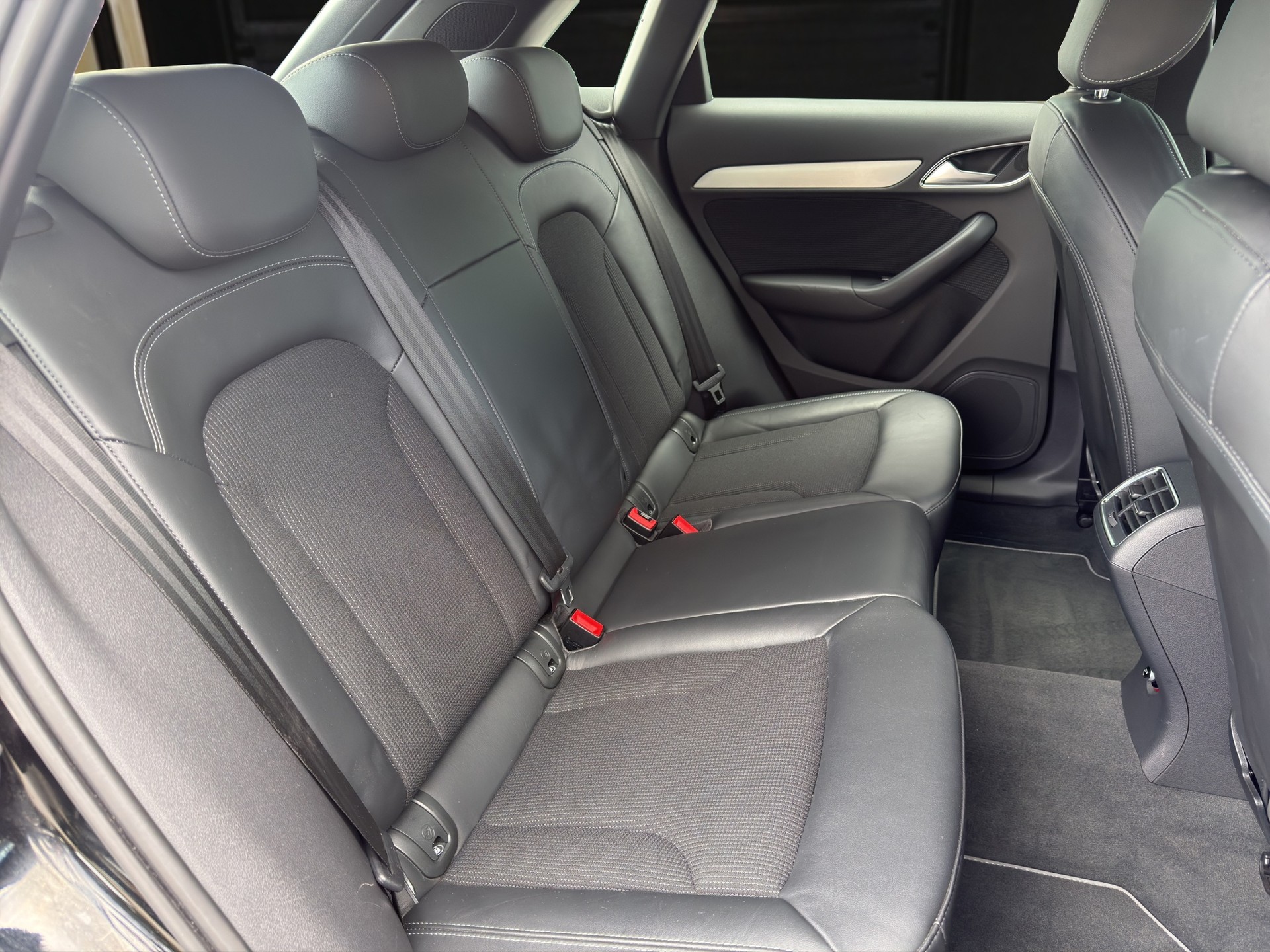 AUDI Q3 2.0 TDI 177 S-Line quattro S-Tronic-image-12