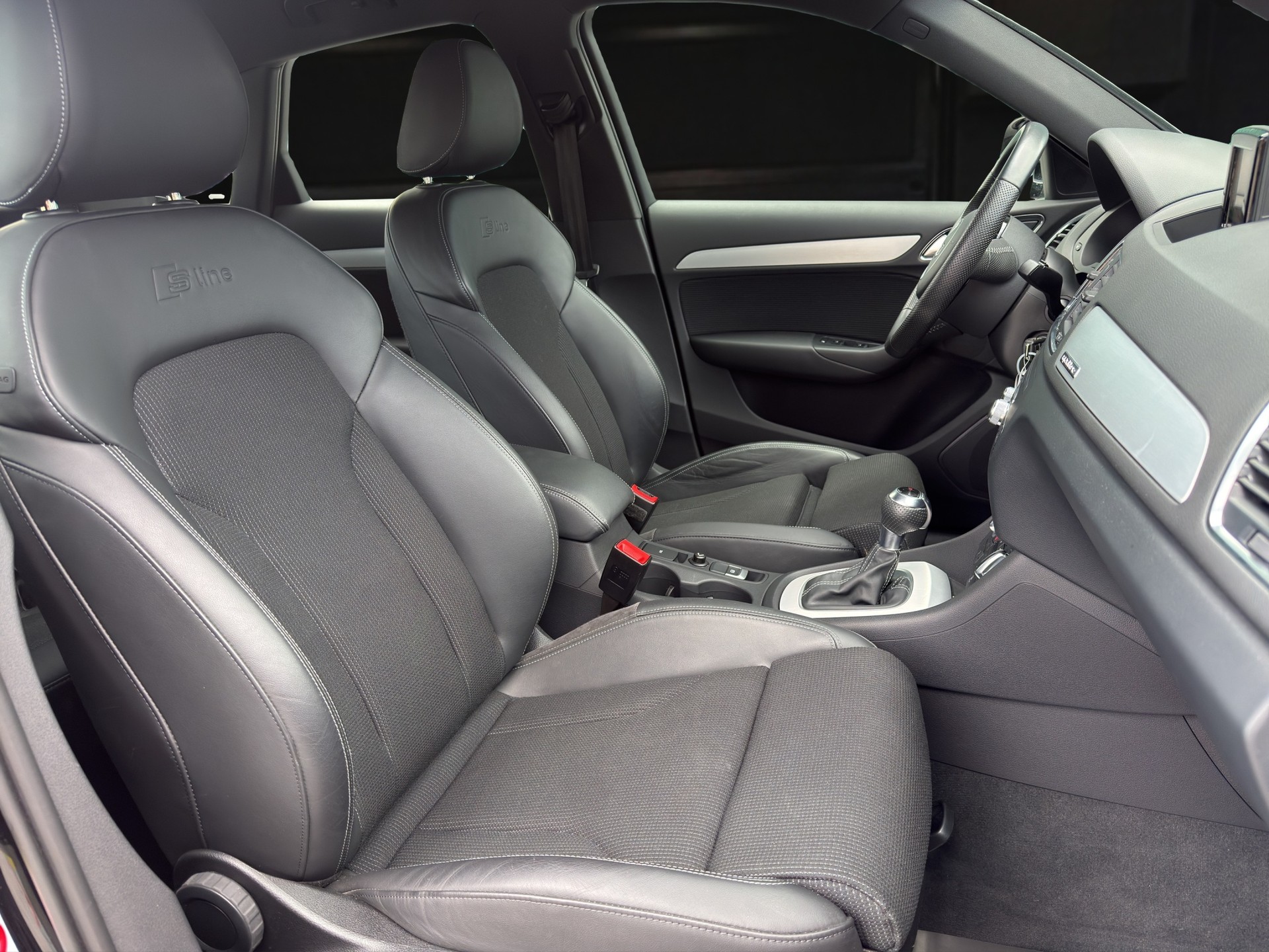 AUDI Q3 2.0 TDI 177 S-Line quattro S-Tronic-image-9
