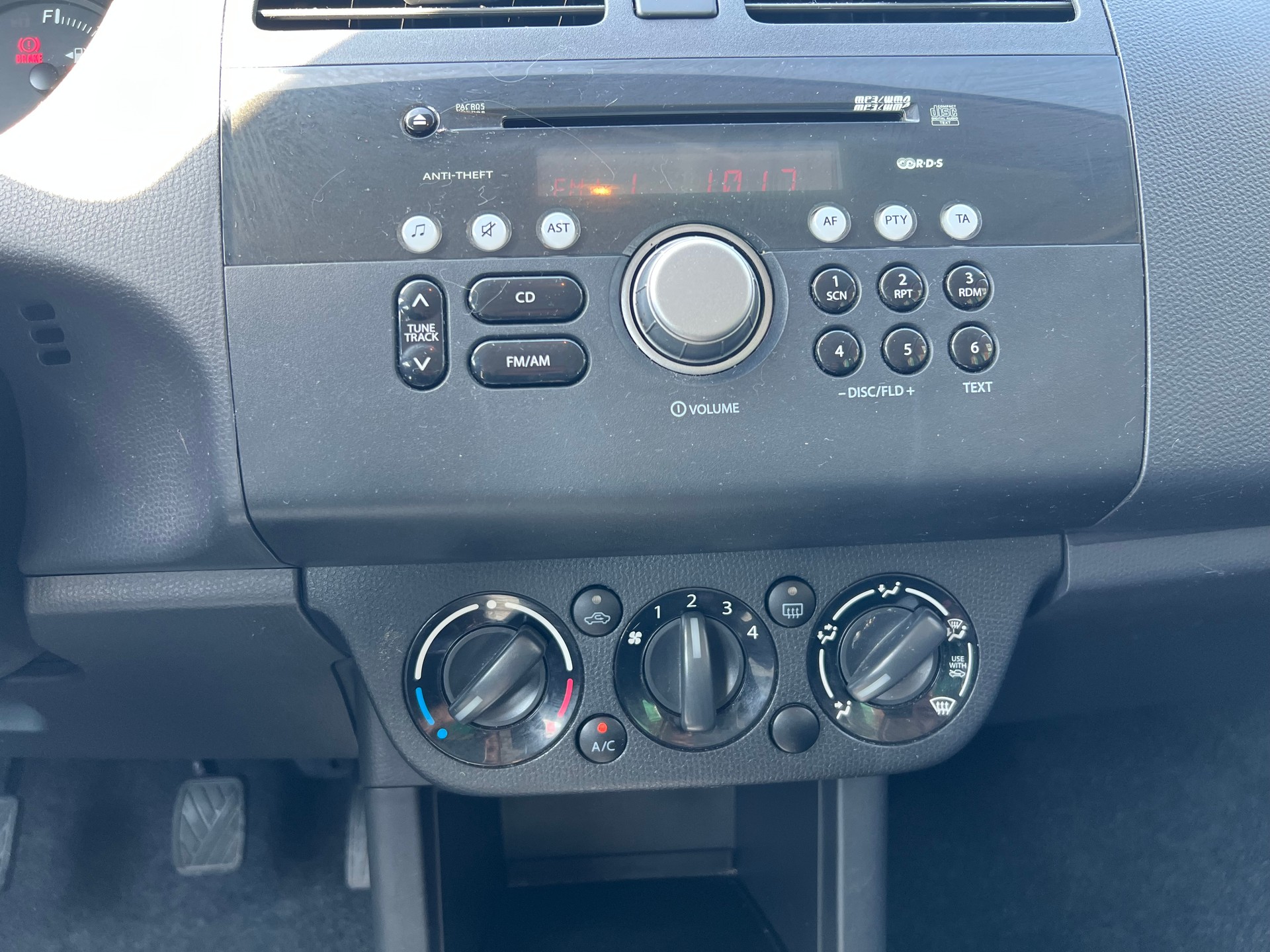 SUZUKI Swift 1.3i 16V GL Top-image-13