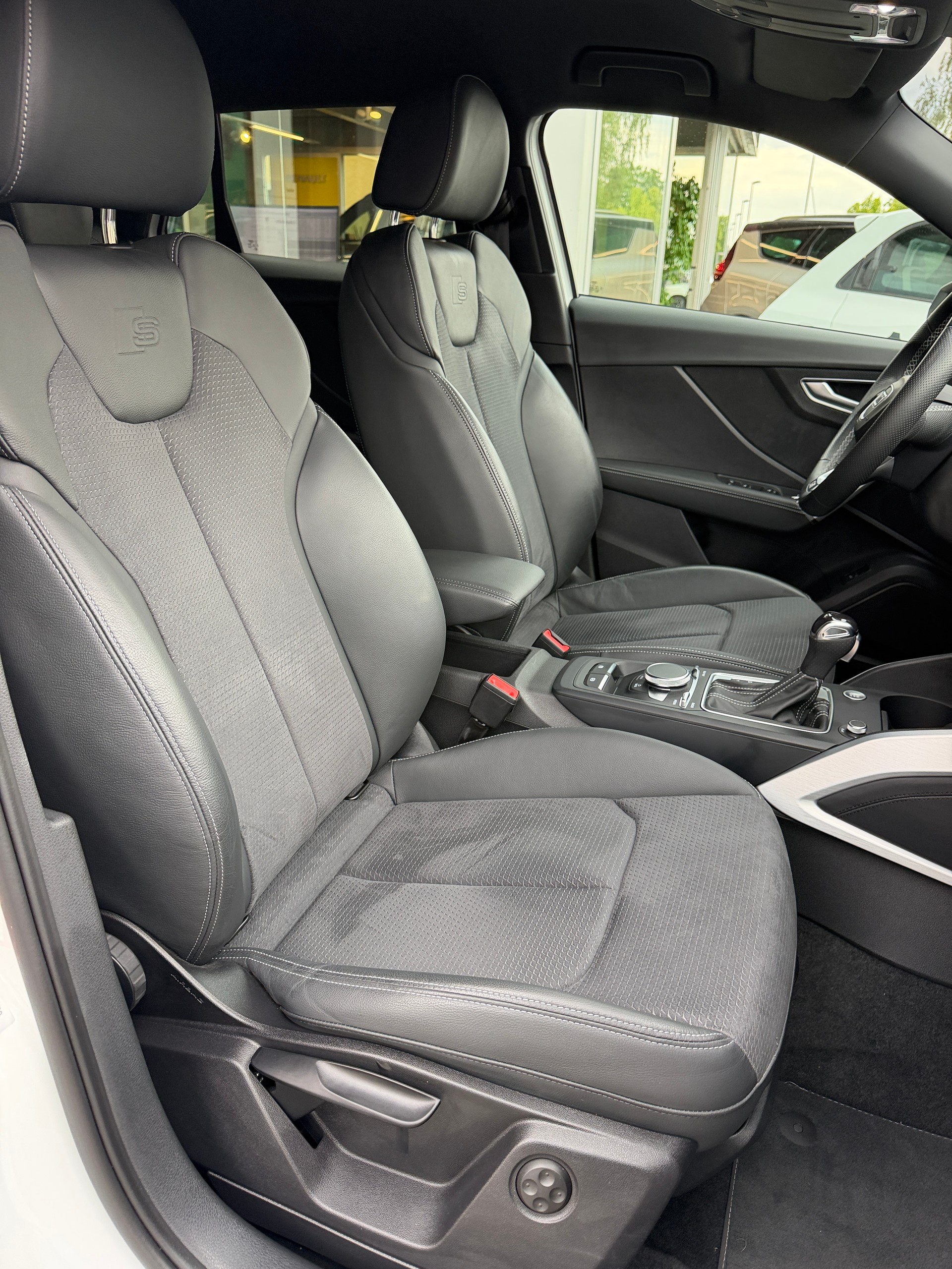 AUDI Q2 35 TFSI S line S-tronic-image-10