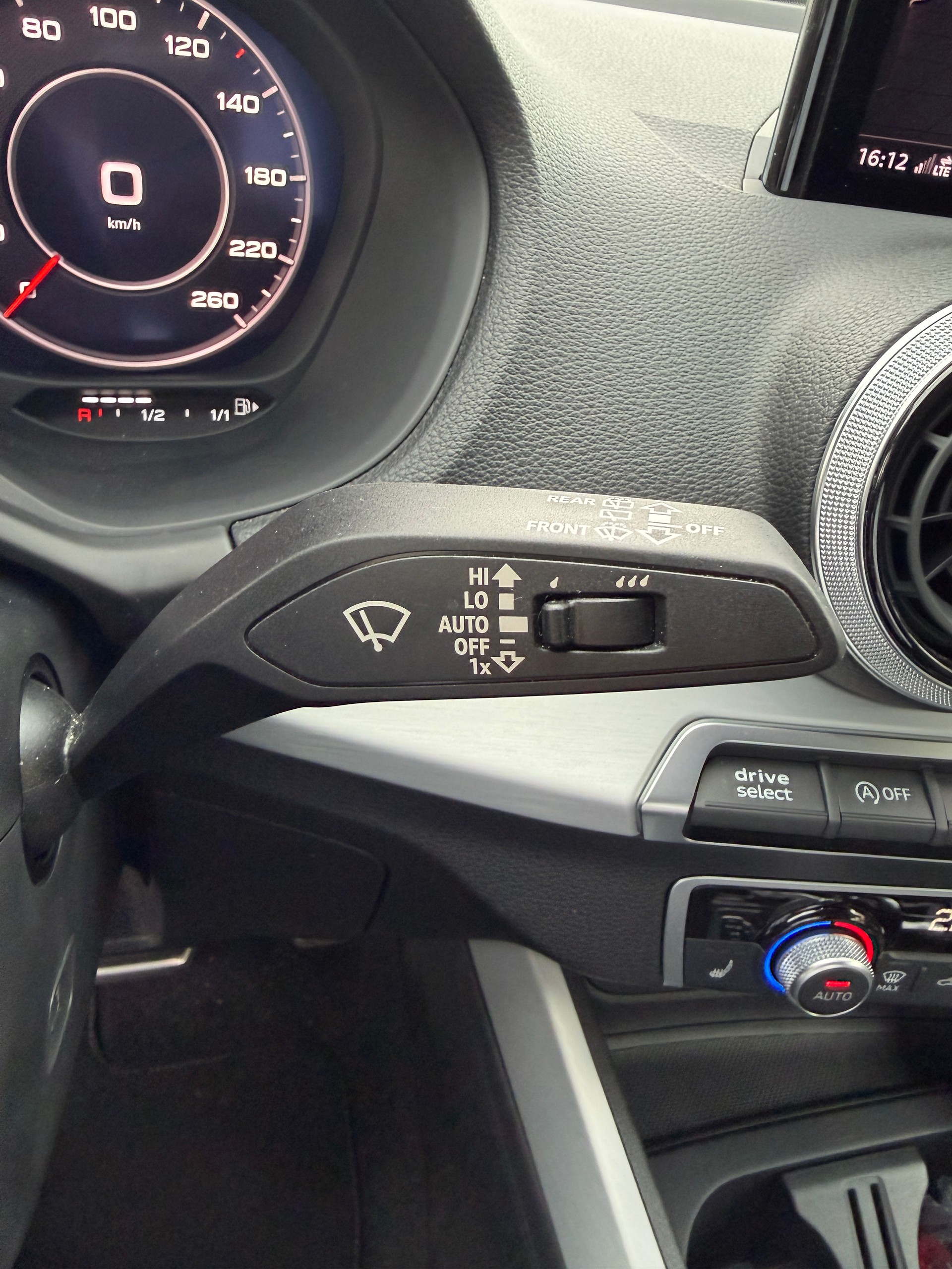 AUDI Q2 35 TFSI S line S-tronic-image-18