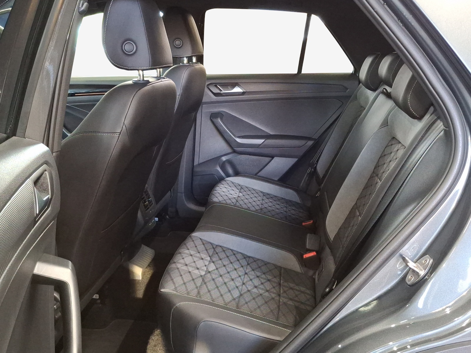 VW T-Roc 2.0 TSI R-Line DSG 4Motion-image-11