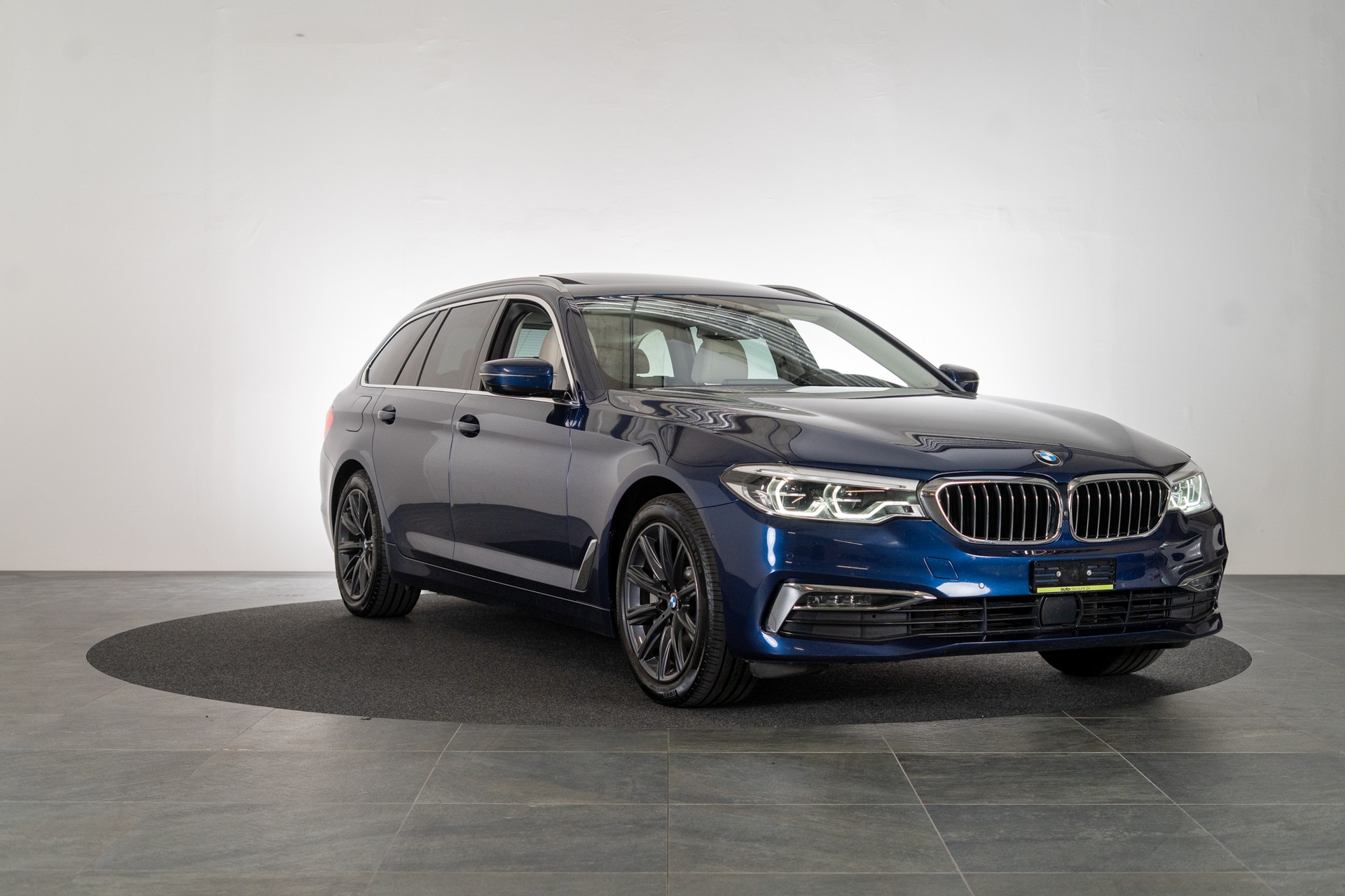 BMW 530i xDrive SAG Touring M Sport / CH-Fahrzeug / Panorama - Glasdach / 360°Kamera / HeadUp-image-2