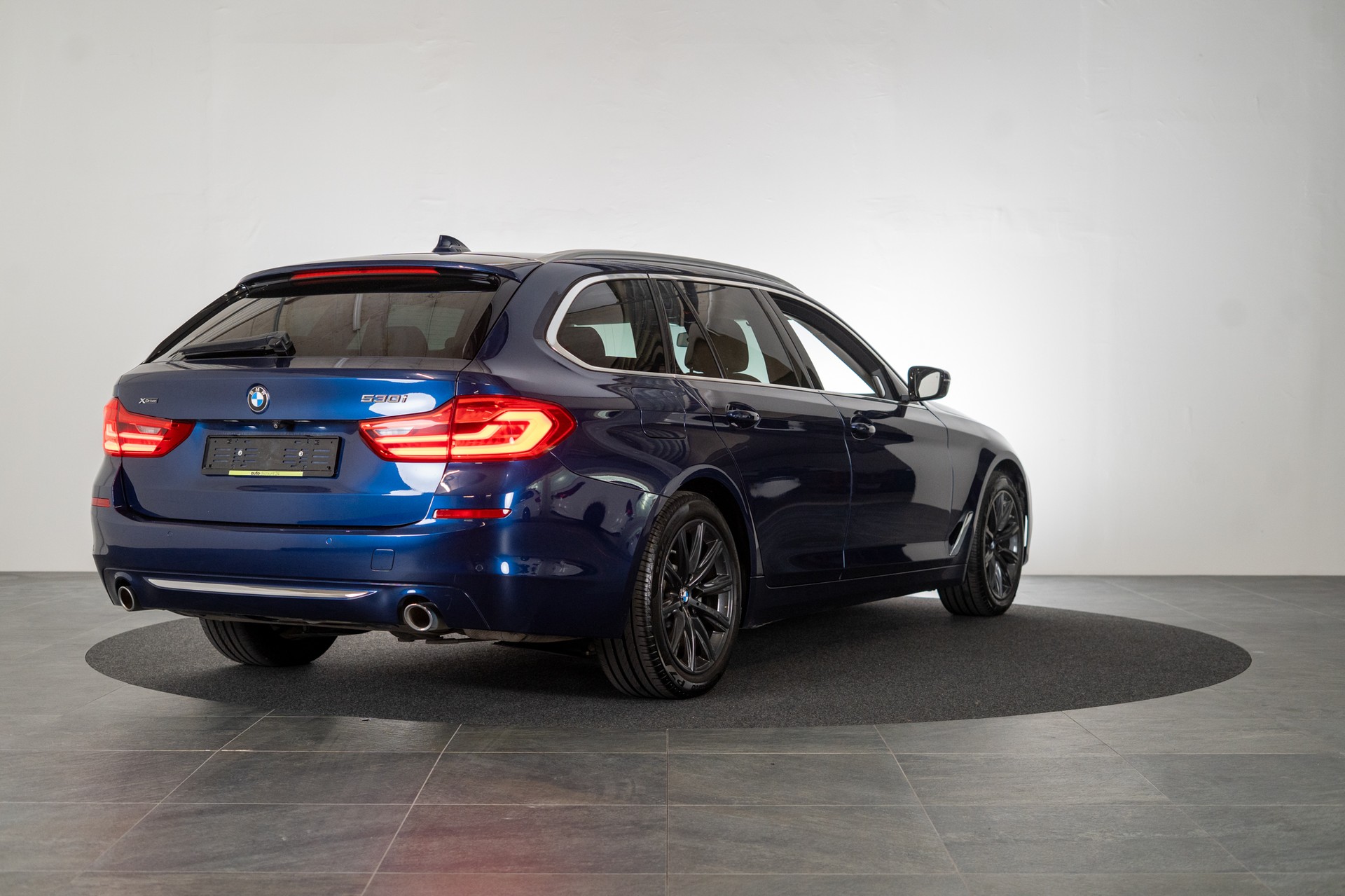 BMW 530i xDrive SAG Touring M Sport / CH-Fahrzeug / Panorama - Glasdach / 360°Kamera / HeadUp-image-3