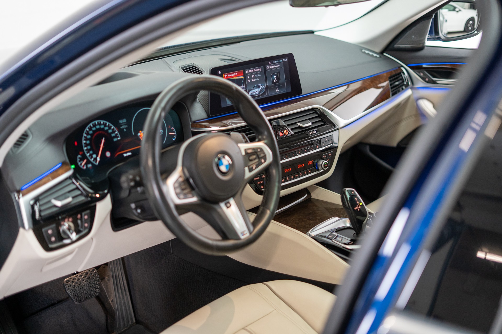 BMW 530i xDrive SAG Touring M Sport / CH-Fahrzeug / Panorama - Glasdach / 360°Kamera / HeadUp-image-11