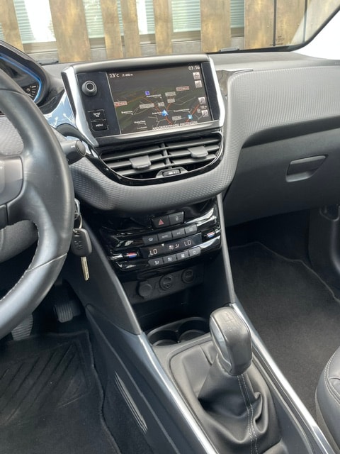 PEUGEOT 2008 1.6 VTI Allure-image-22