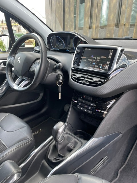 PEUGEOT 2008 1.6 VTI Allure-image-23
