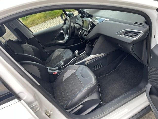 PEUGEOT 2008 1.6 VTI Allure-image-25