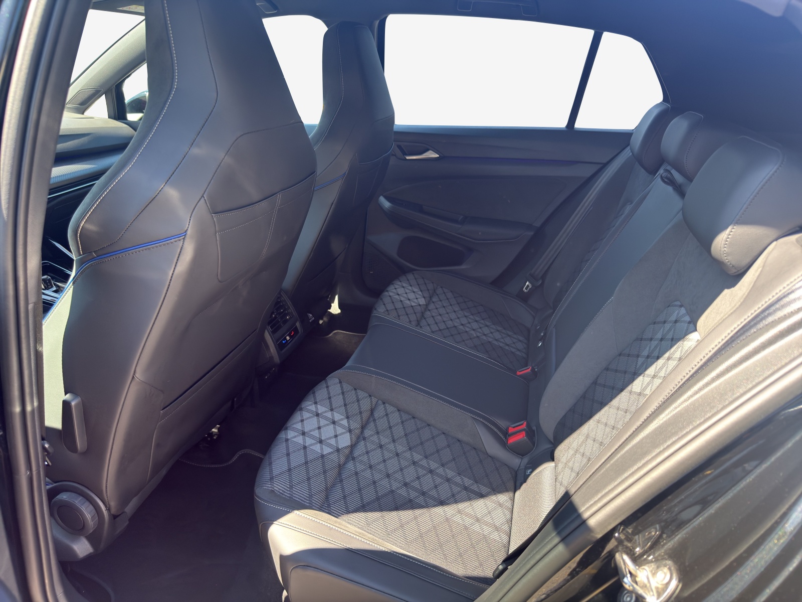 VW Golf 1.5 e TSI mHEV R-Line DSG-image-11