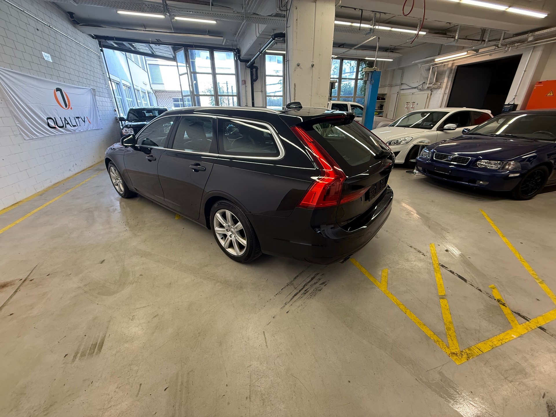 VOLVO V90 D3 AWD Momentum Geartronic-image-3