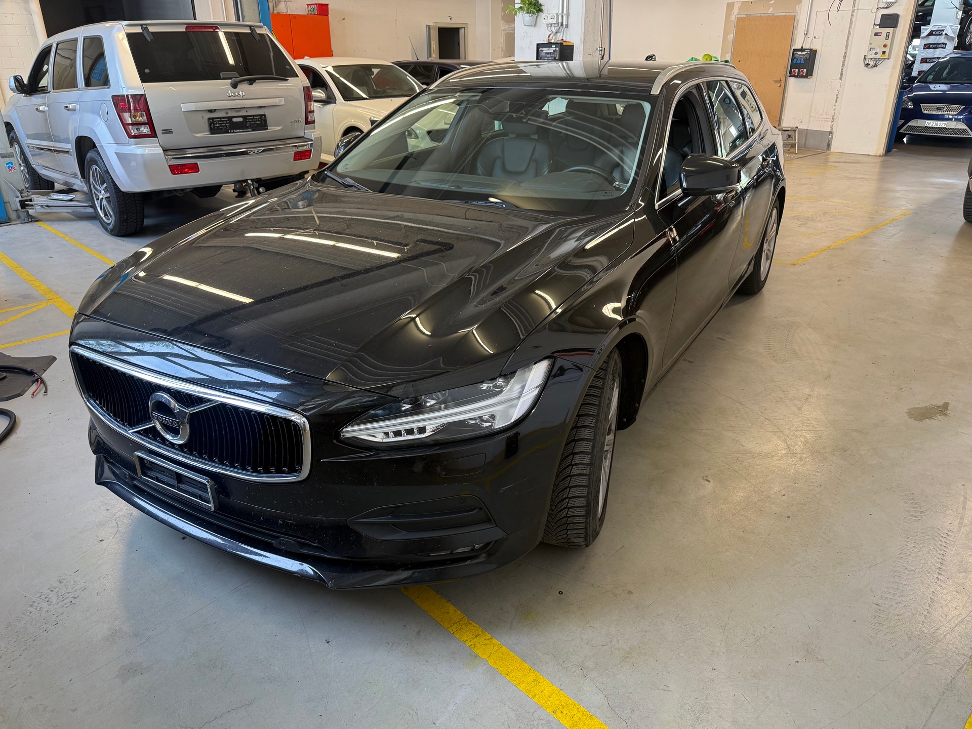 VOLVO V90 D3 AWD Momentum Geartronic-image-2