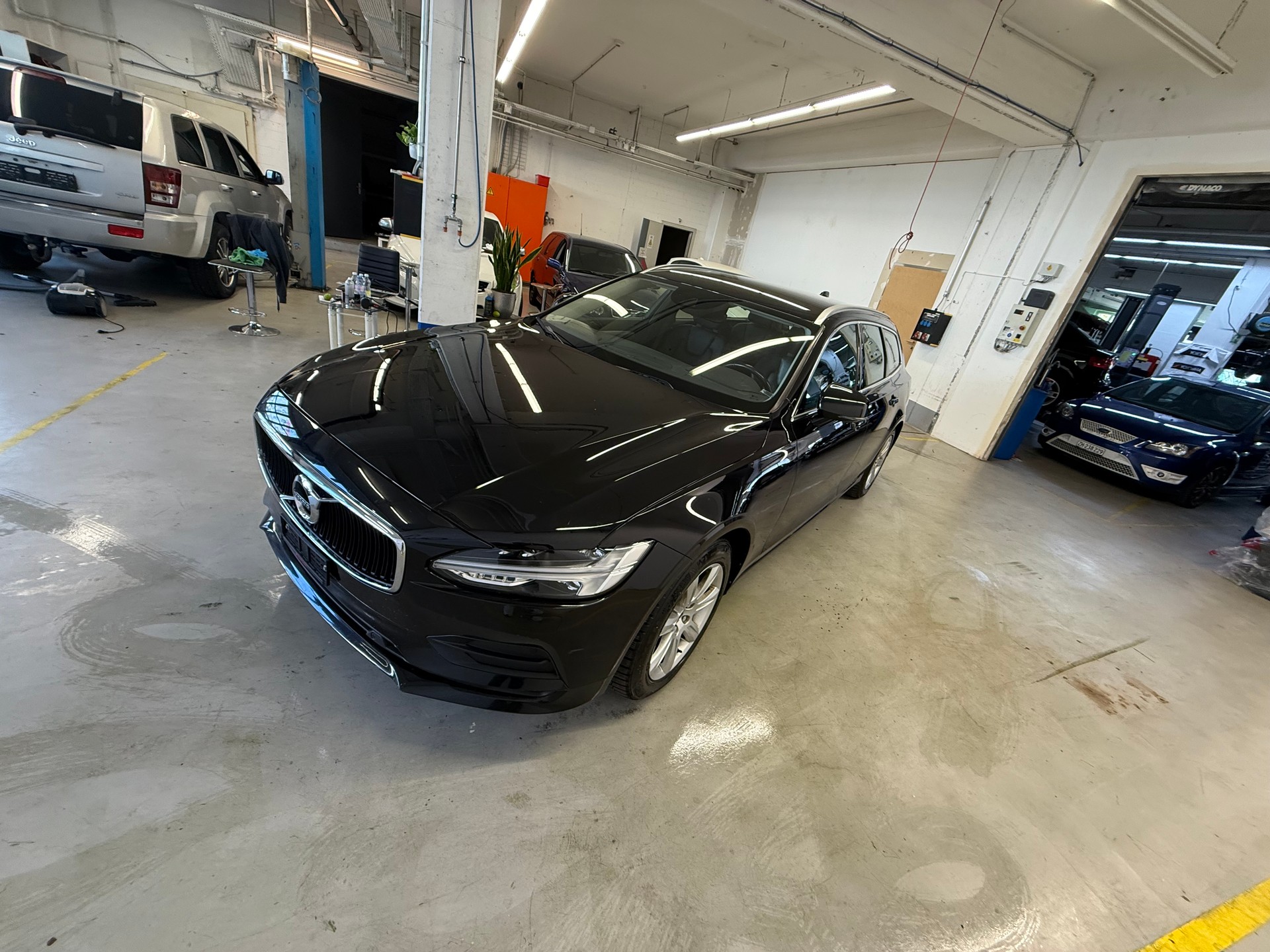VOLVO V90 D3 AWD Momentum Geartronic-image-1