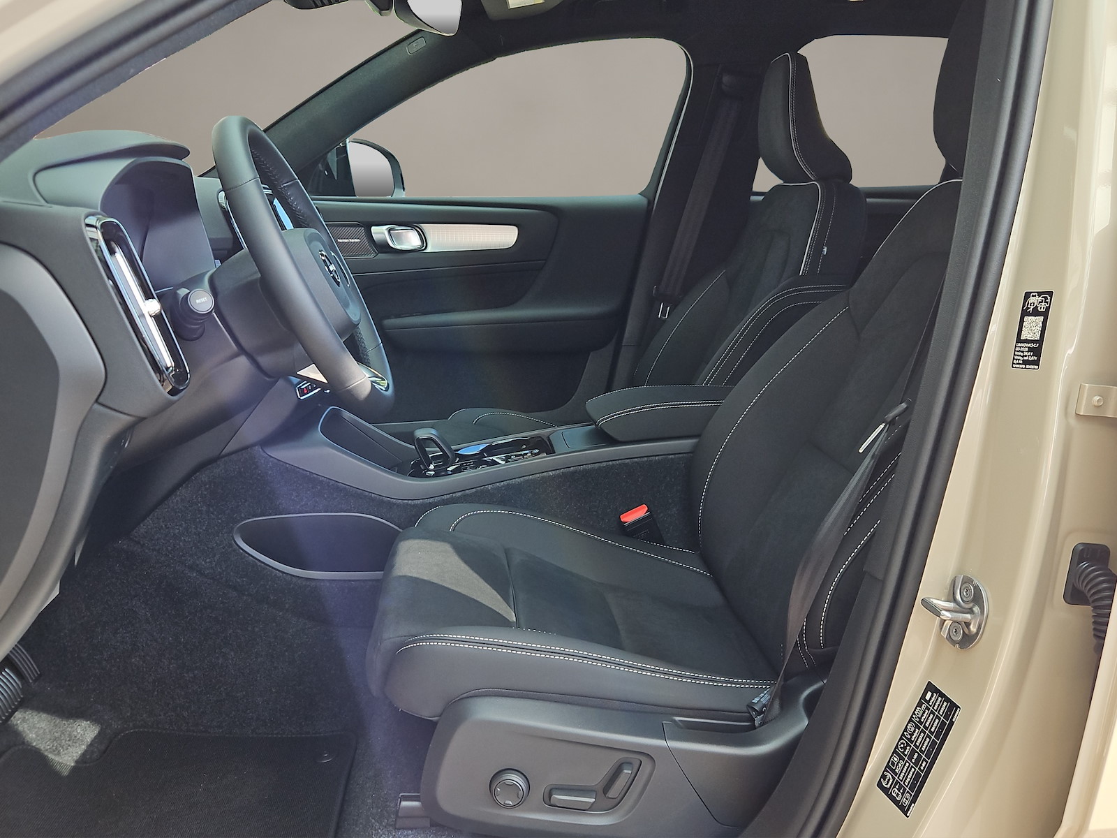 VOLVO XC40 2.0 B3 MH Plus Dark-image-8