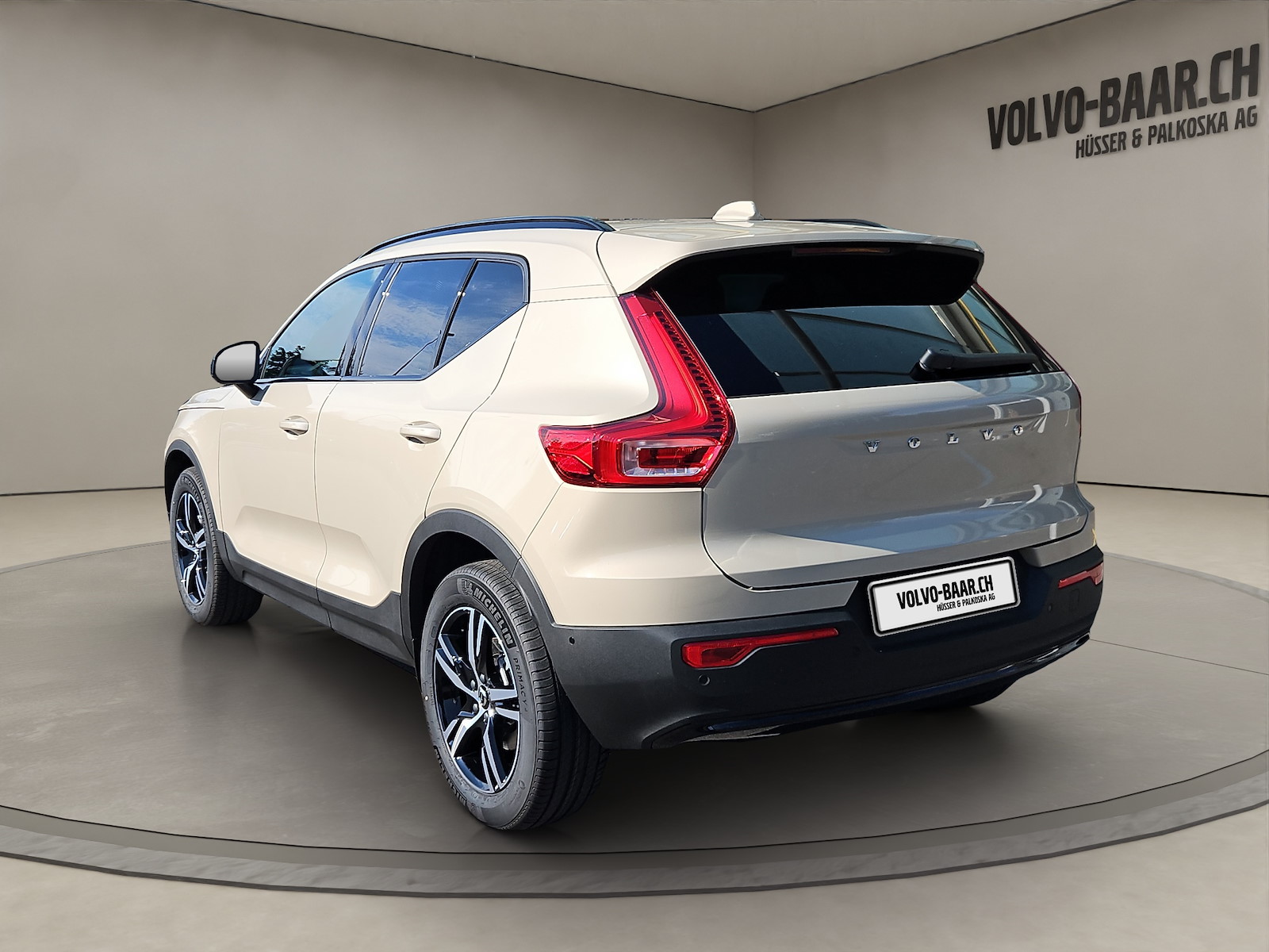 VOLVO XC40 2.0 B3 MH Plus Dark-image-2