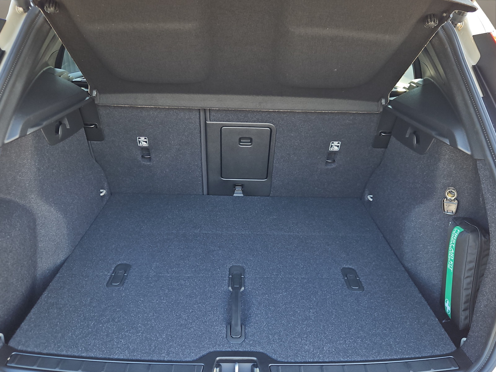 VOLVO XC40 2.0 B3 MH Plus Dark-image-10