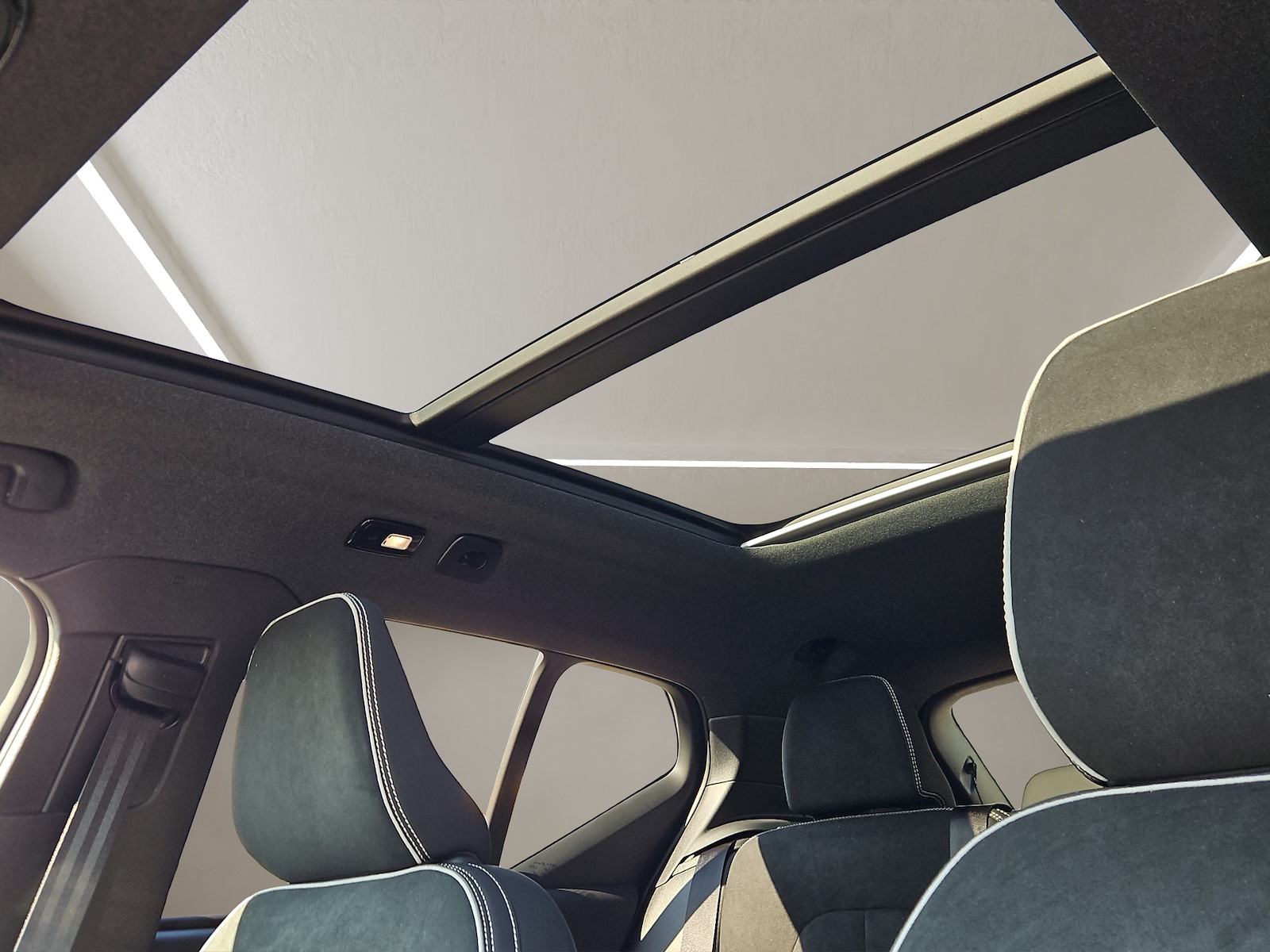 VOLVO XC40 2.0 B3 MH Plus Dark-image-13