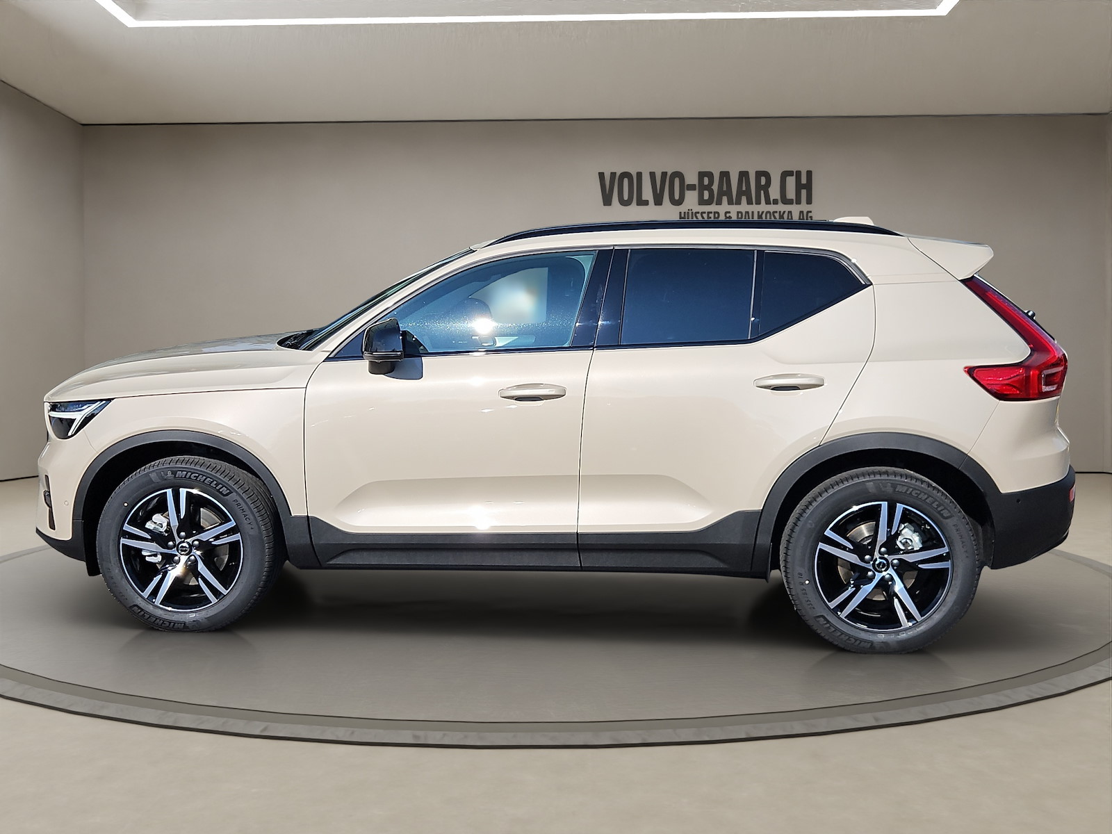 VOLVO XC40 2.0 B3 MH Plus Dark-image-1