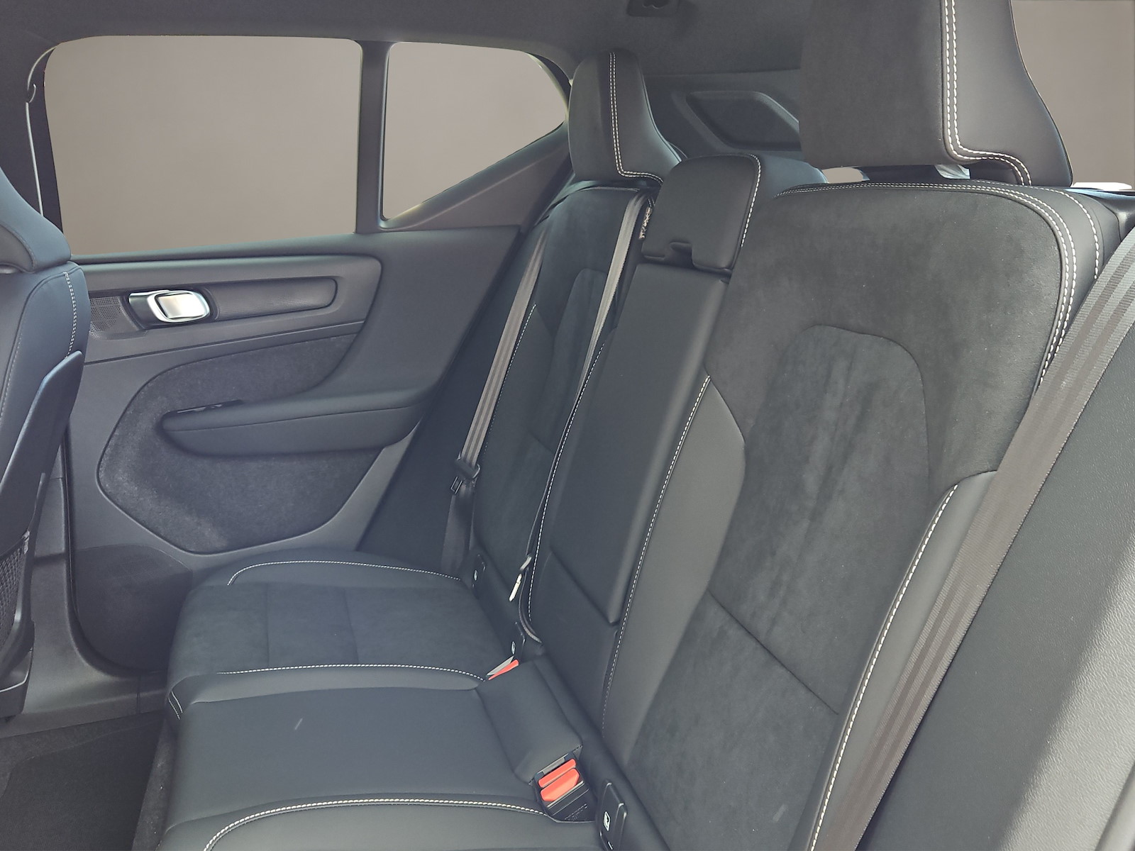 VOLVO XC40 2.0 B3 MH Plus Dark-image-9