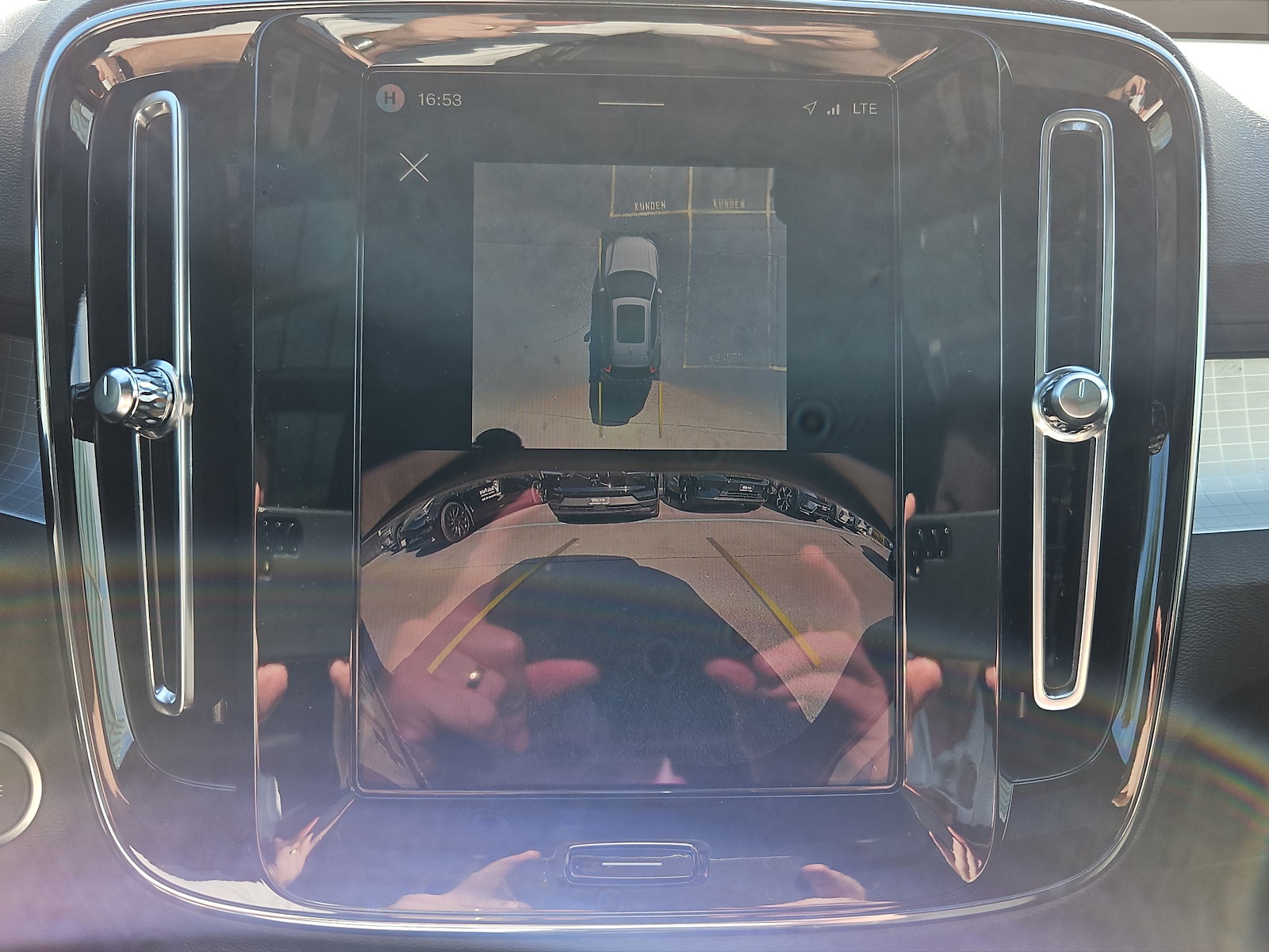 VOLVO XC40 2.0 B3 MH Plus Dark-image-15