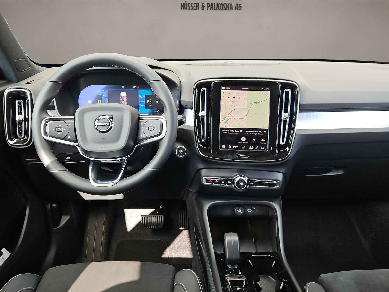 VOLVO XC40 2.0 B3 MH Plus Dark-image-12