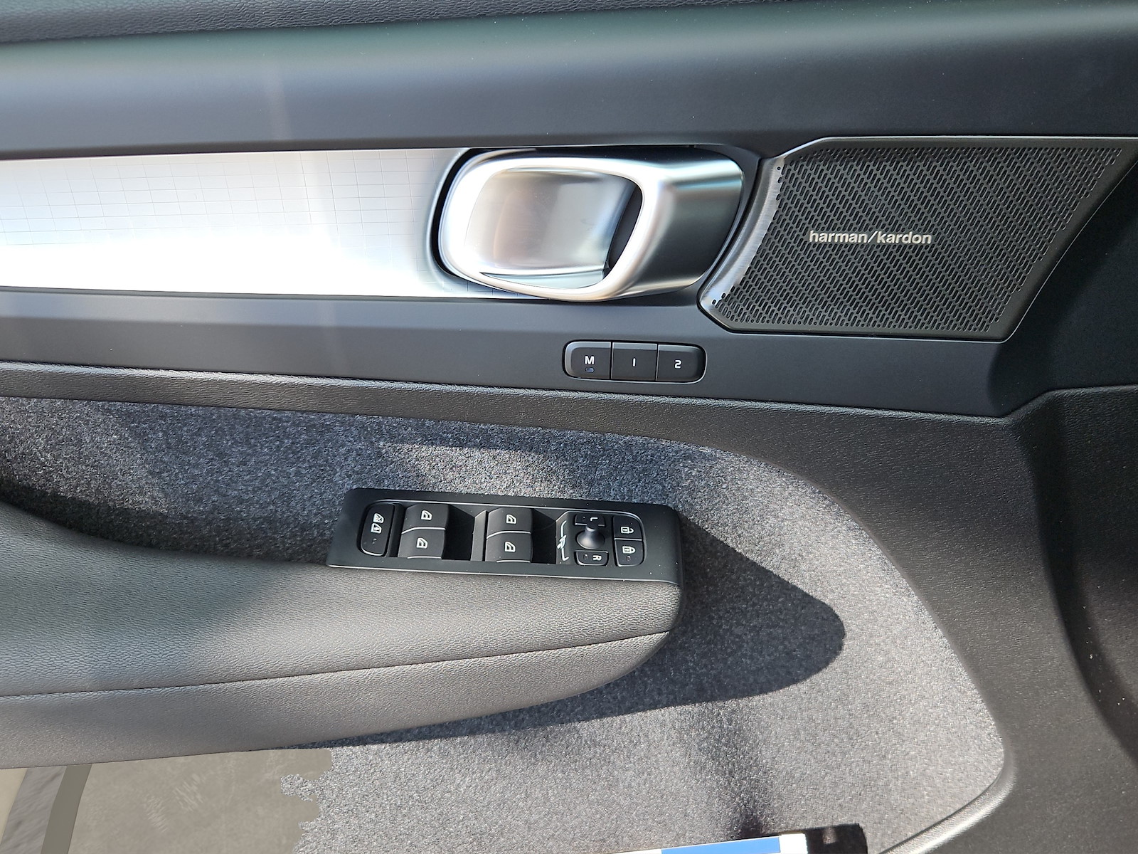 VOLVO XC40 2.0 B3 MH Plus Dark-image-14