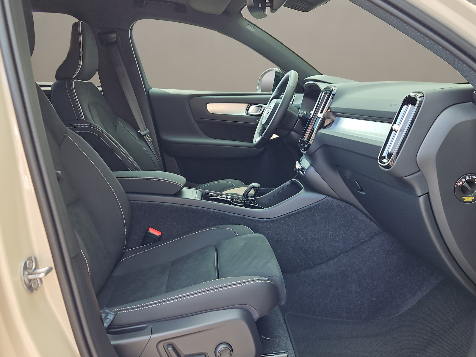 VOLVO XC40 2.0 B3 MH Plus Dark-image-11
