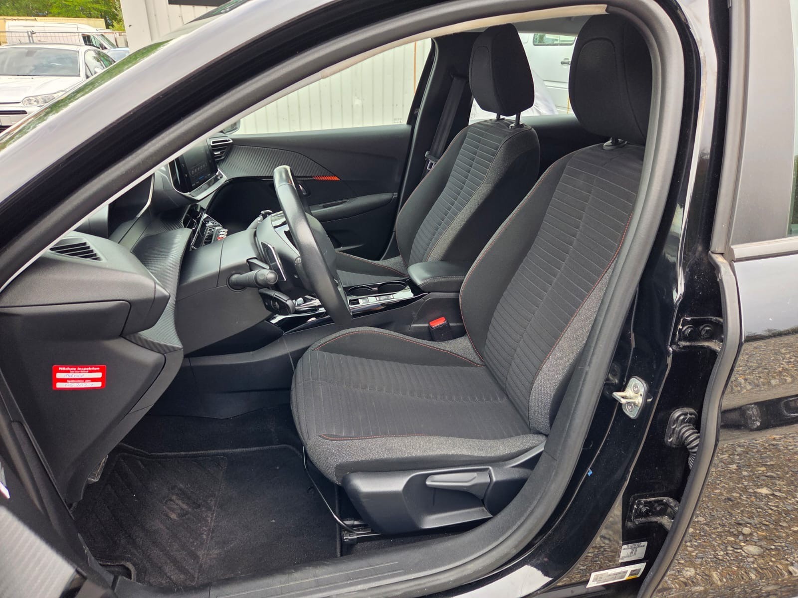 PEUGEOT 208 1.2 PureTech Active Pack EAT8-image-11