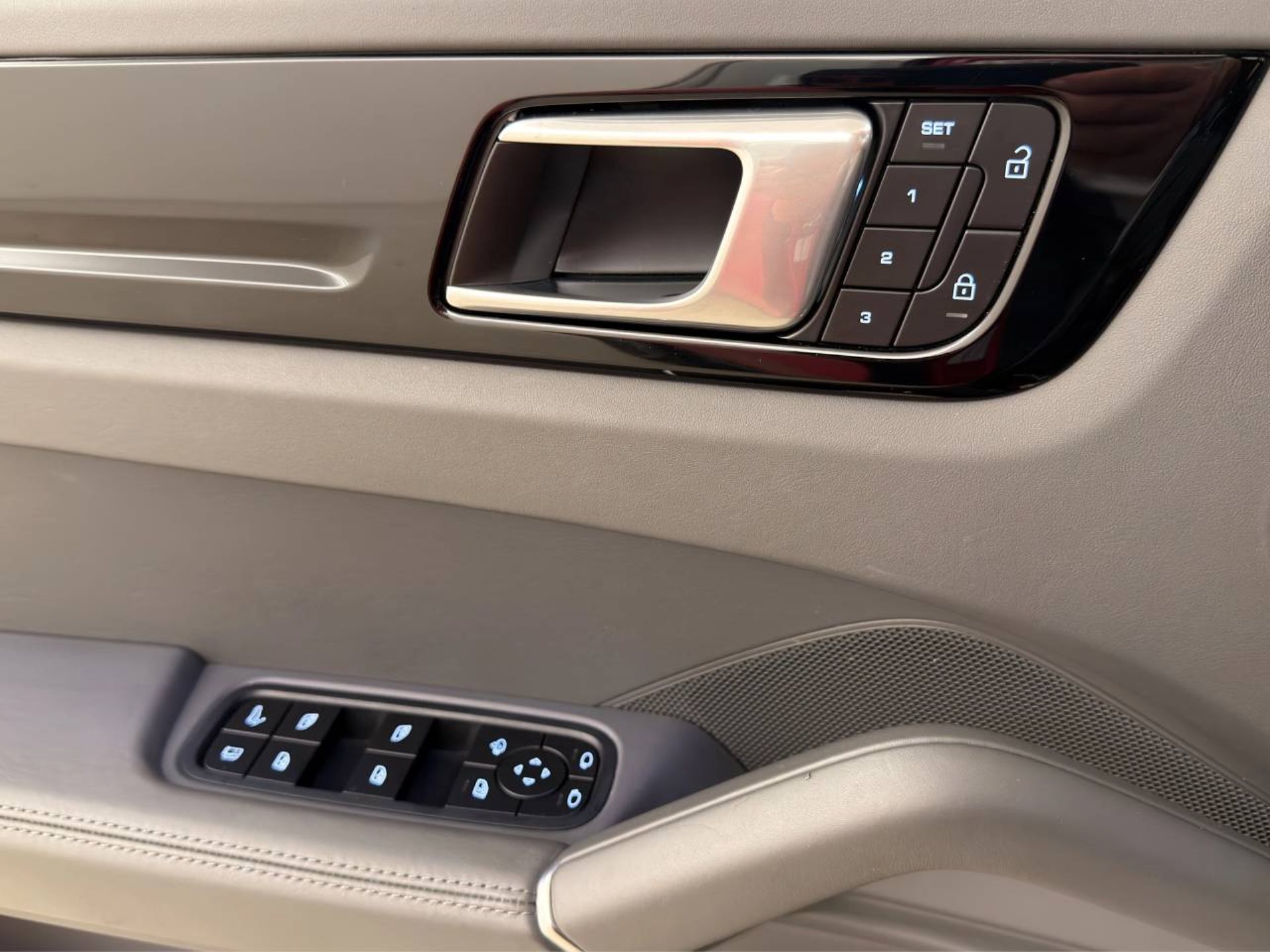 PORSCHE Cayenne E-Hybrid-image-22