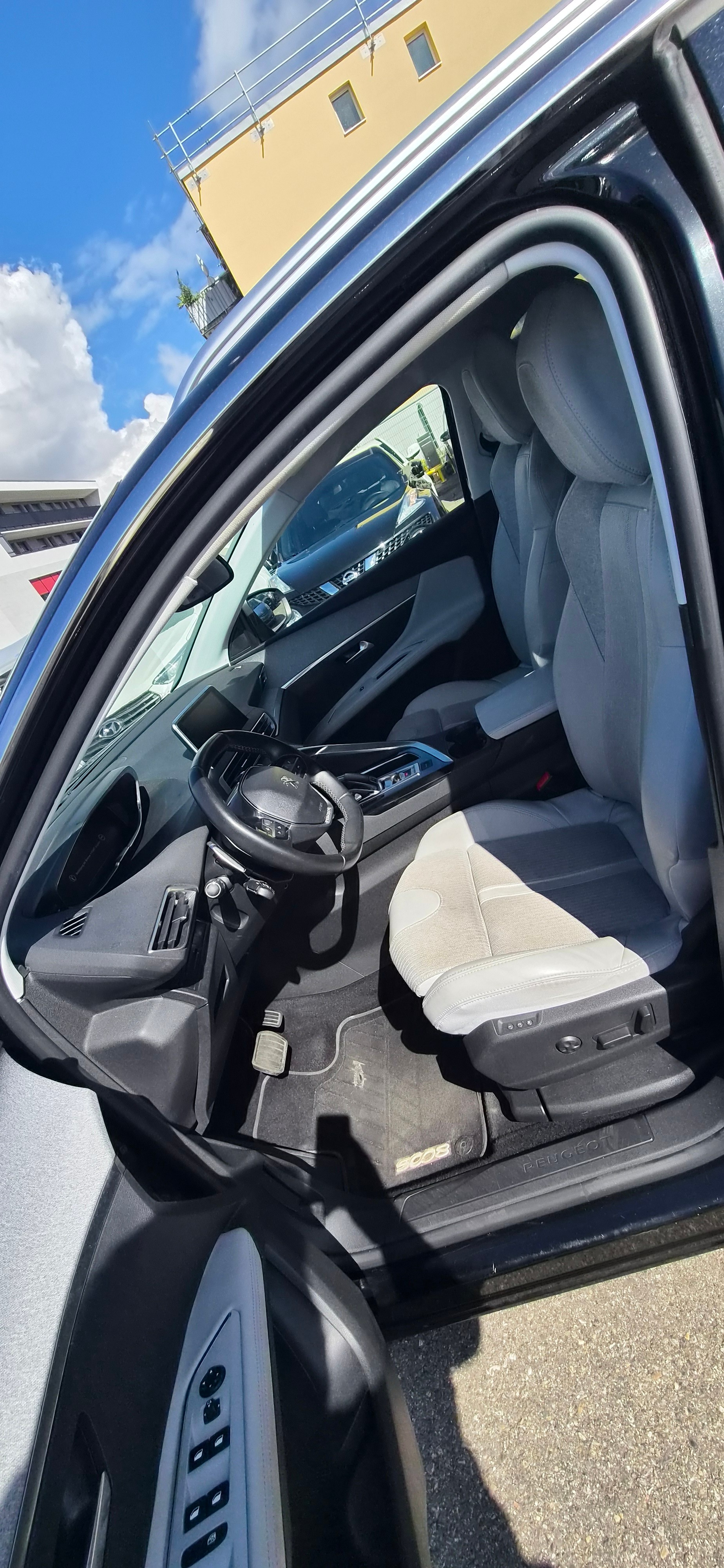 PEUGEOT 5008 1.6 THP Allure EAT-image-9