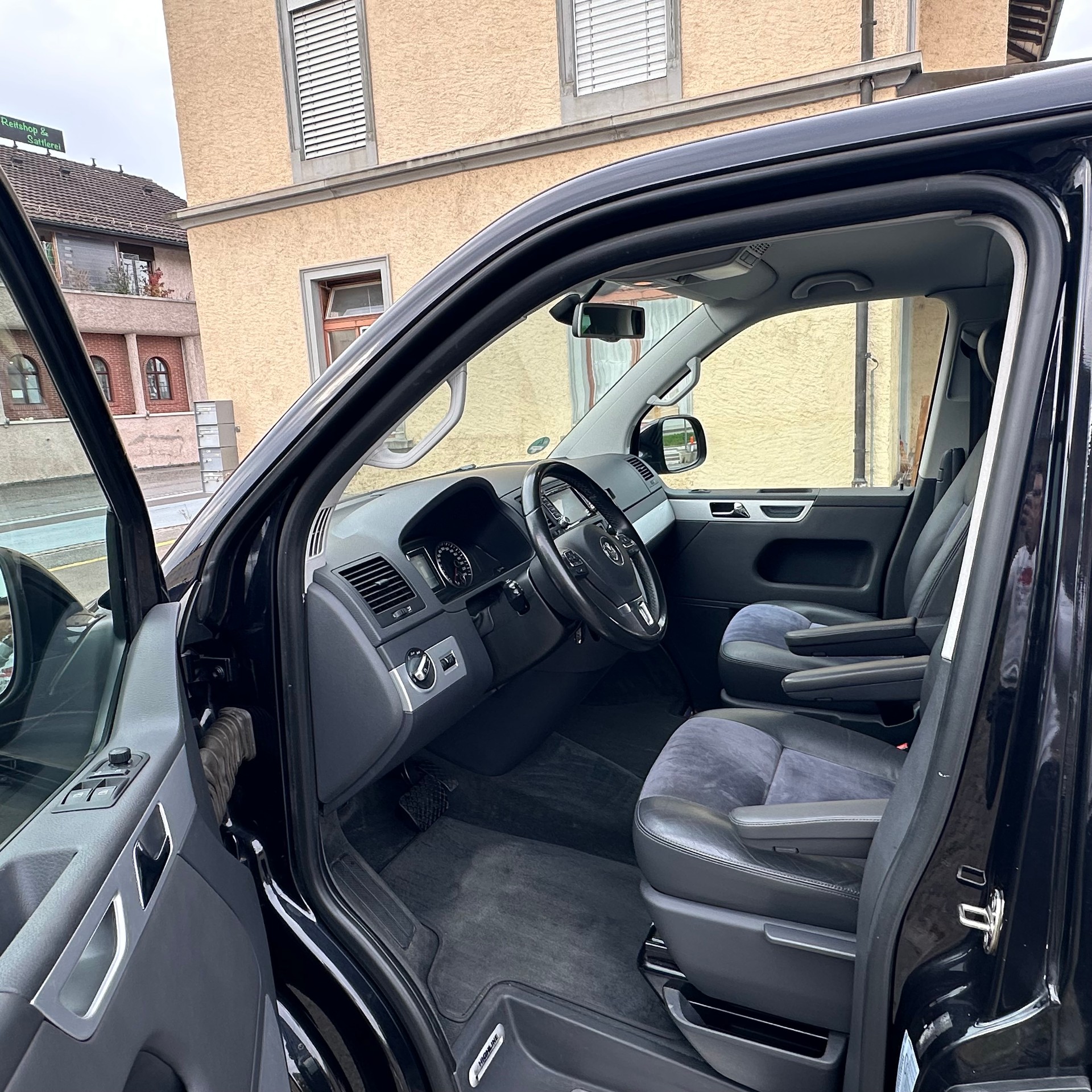 VW Highline Premium-image-8