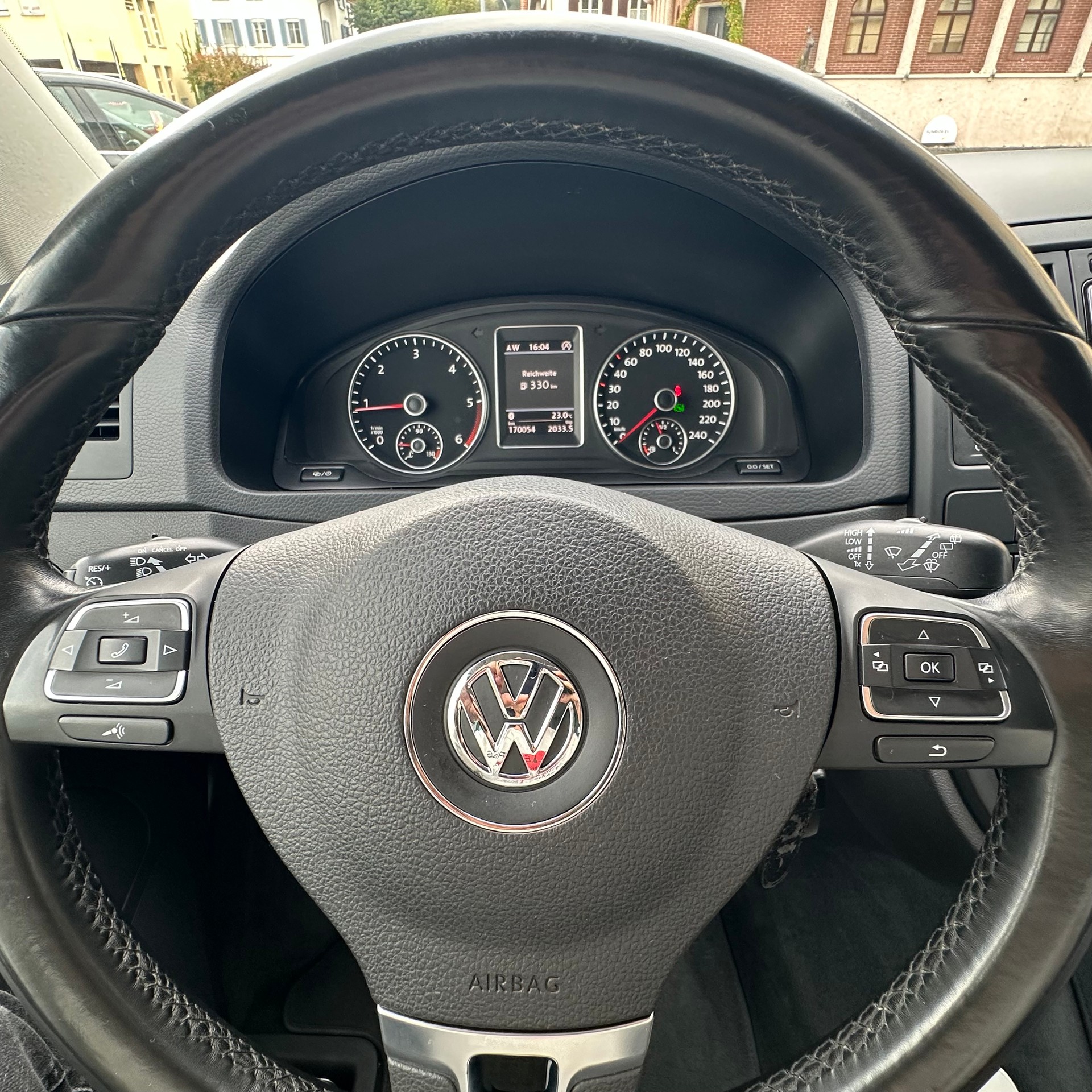VW Highline Premium-image-11